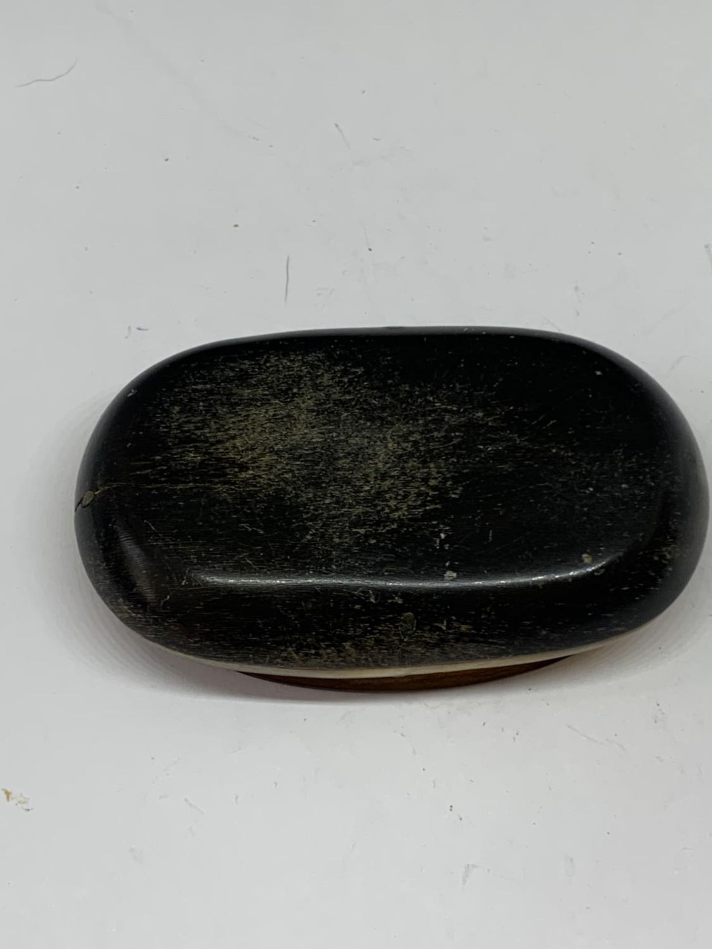 AN OVAL SNUFF BOX - Image 3 of 3