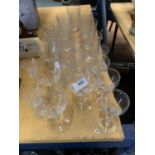 A QUANTITY OF GLASSWARE TO INCLUDE TWO LIQOUR GLASSES, FOUR SMALL AND SEVEN TALL TUMBLERS