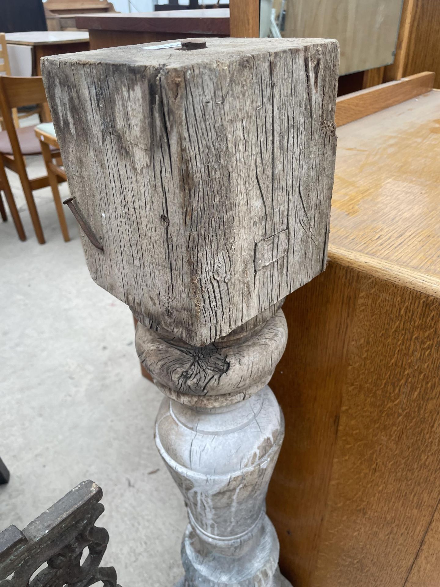 A VINTAGE WOODEN COLUMN STAND - Image 2 of 3