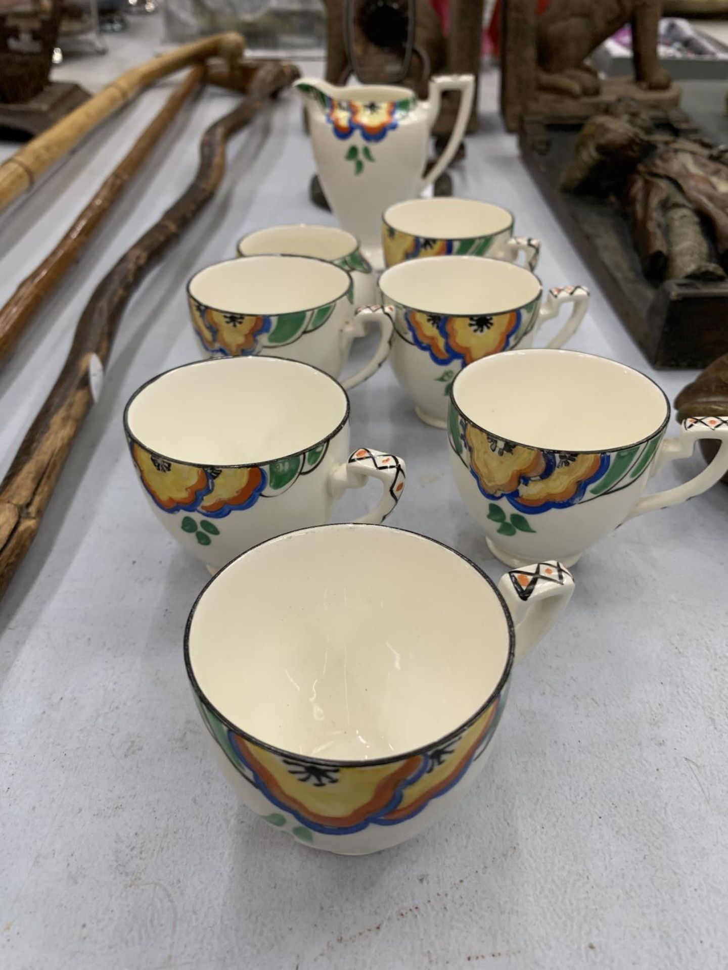 A QUANTITY OF VINTAGE CROWN DUCAL WARE TEAWARE TO INCLUDE 6 CUPS - 1 A/F, A CREAM JUG AND SUGAR