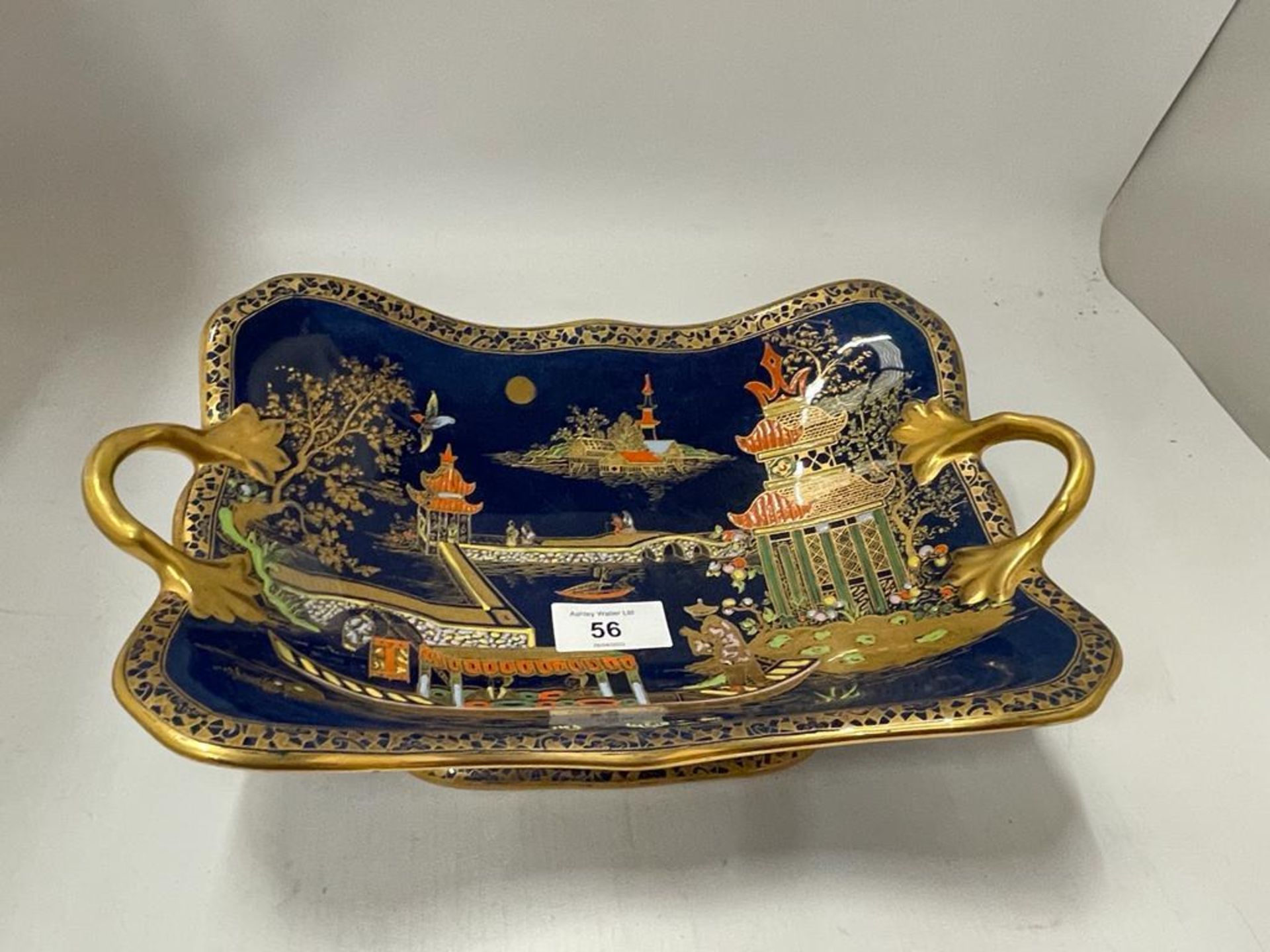 A CARLTON WARE TWIN HANDLED PEDESTAL BOWL DECORATED IN THE 'MIKADO' PATTERN WITH GILT DESIGN ON A