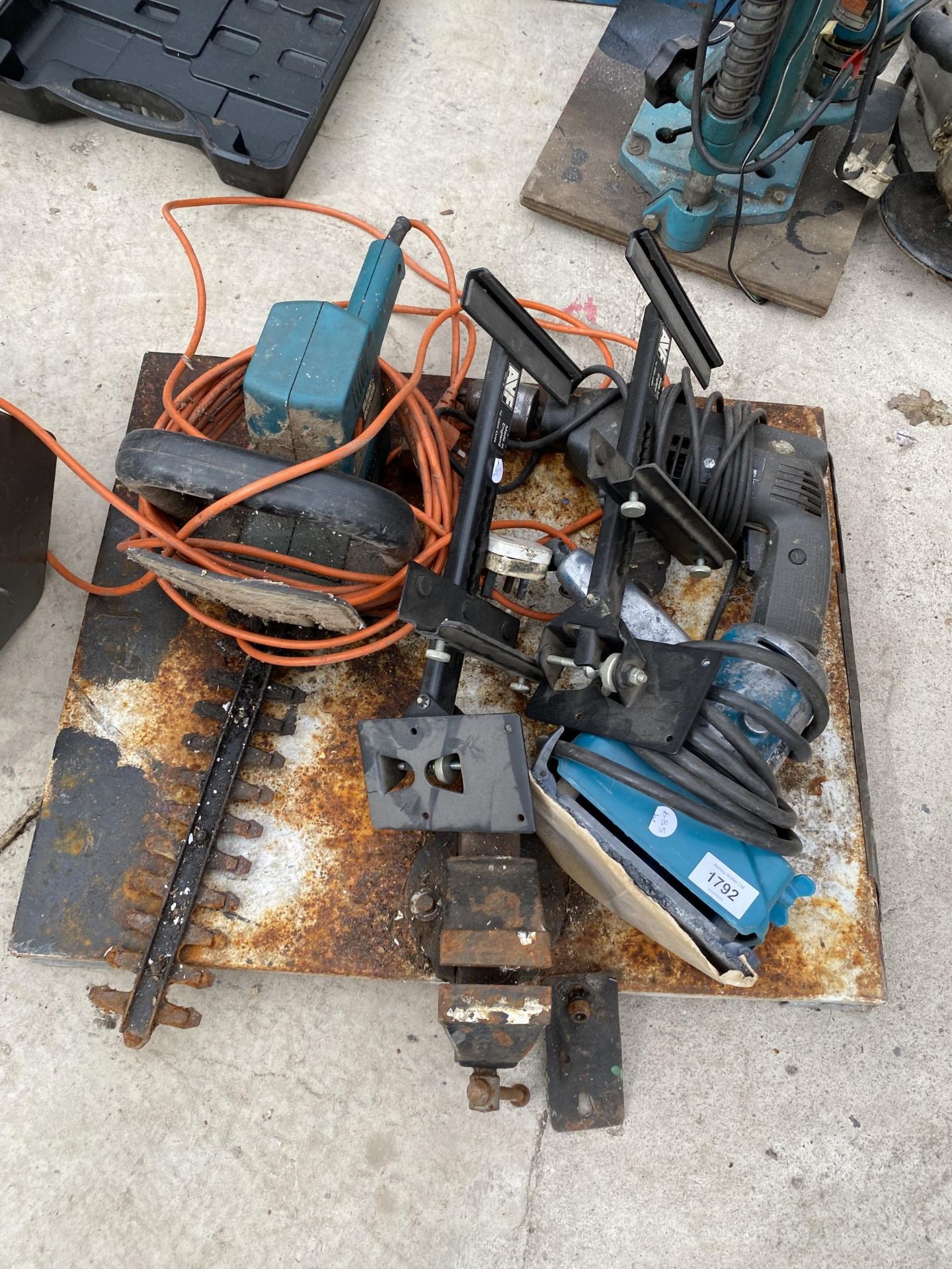 AN ASSORTMENT OF POWER TOOLS TO INCLUDE A SANDER, A HEDGE TRIMMER AND A DRILL ETC
