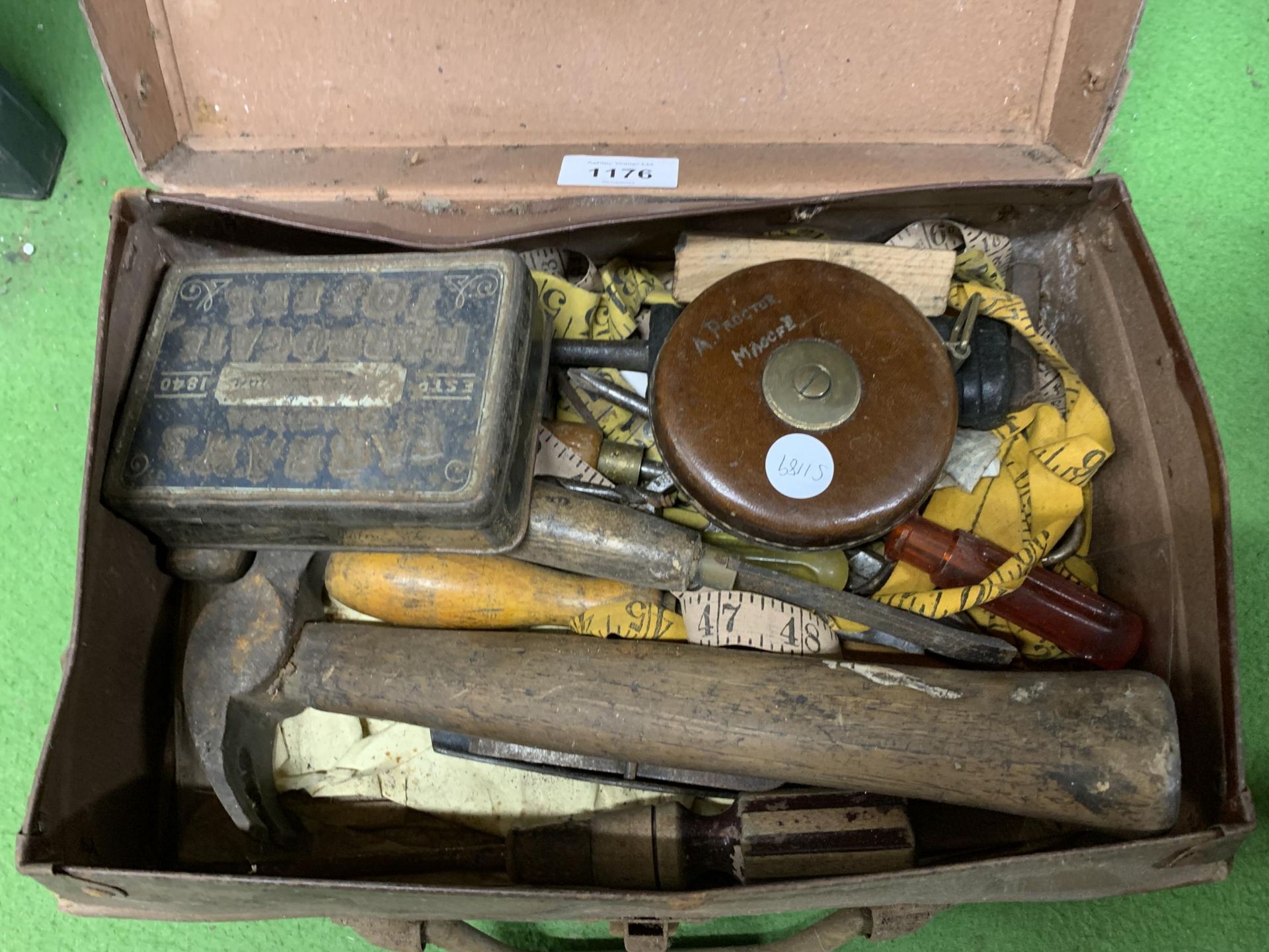 A SMALL VINTAGE CASE CONTAINING VINTAGE TOOLS, ETC - Image 2 of 3