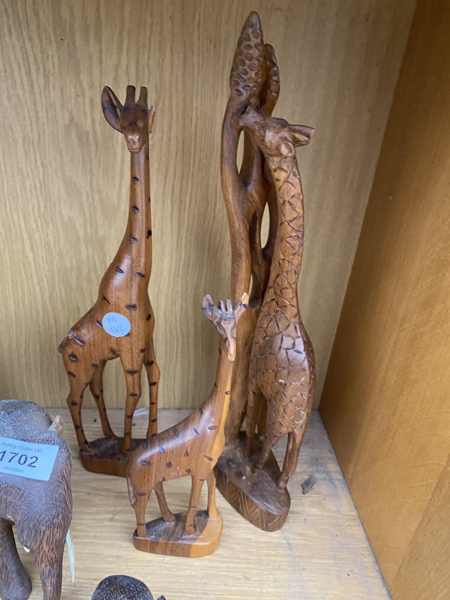 AN ASSORTMENT OF WOODEN ANIMAL FIGURES TO INCLUDE ELEPHANTS AND GIRAFFES ETC - Image 2 of 3