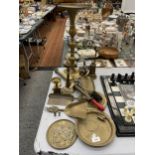 A MIXED LOT OF BRASS AND METAL WARES TO INCLUDE LARGE STAND ETC