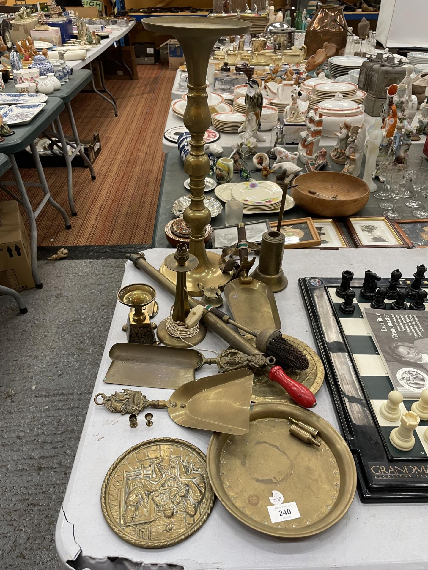 A MIXED LOT OF BRASS AND METAL WARES TO INCLUDE LARGE STAND ETC