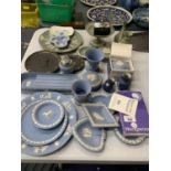 A LARGE QUANTITY OF WEDGWOOD TO INCLUDE BLUE, GREEN AND BLACK - PLATES, PIN TRAYS, TRINKET BOXES,
