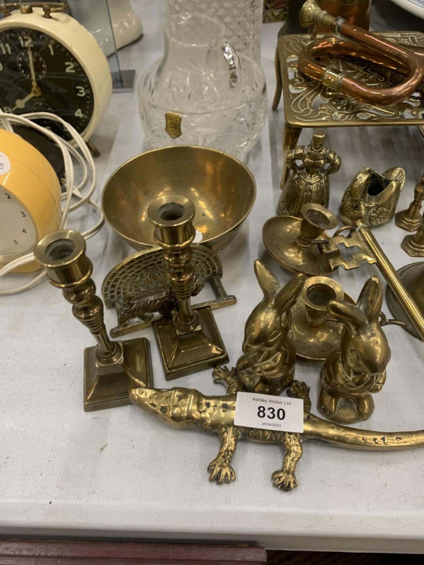 A LARGE QUANTITY OF COPPER AND BRASS ITEMS TO INCLUDE A KETTLE, CANDLESTICKS, A BELL, SMALL BUGLE, - Image 2 of 4