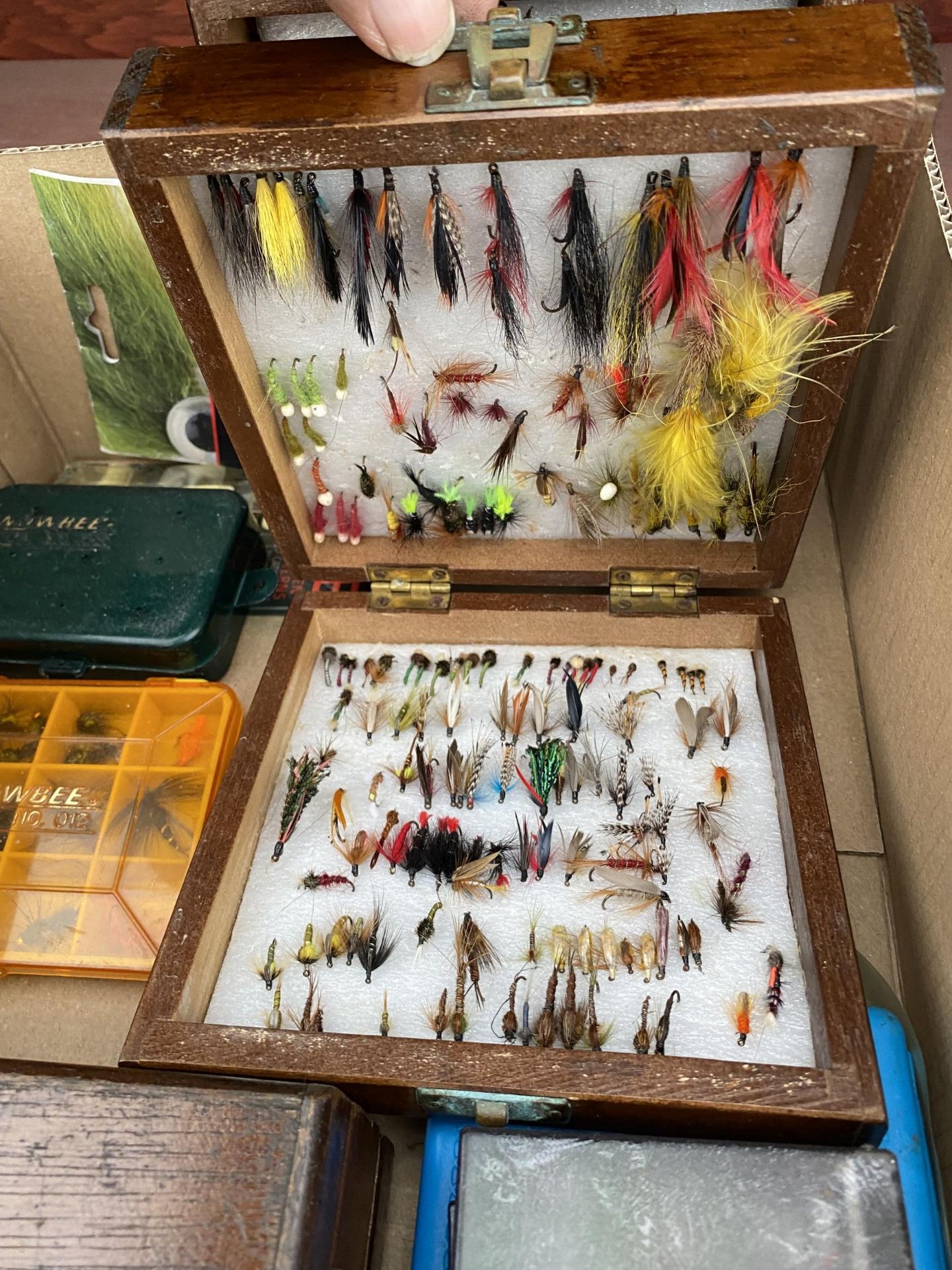 A LARGE SELECTION OF VARIOUS FISHING FLIES - Image 5 of 8