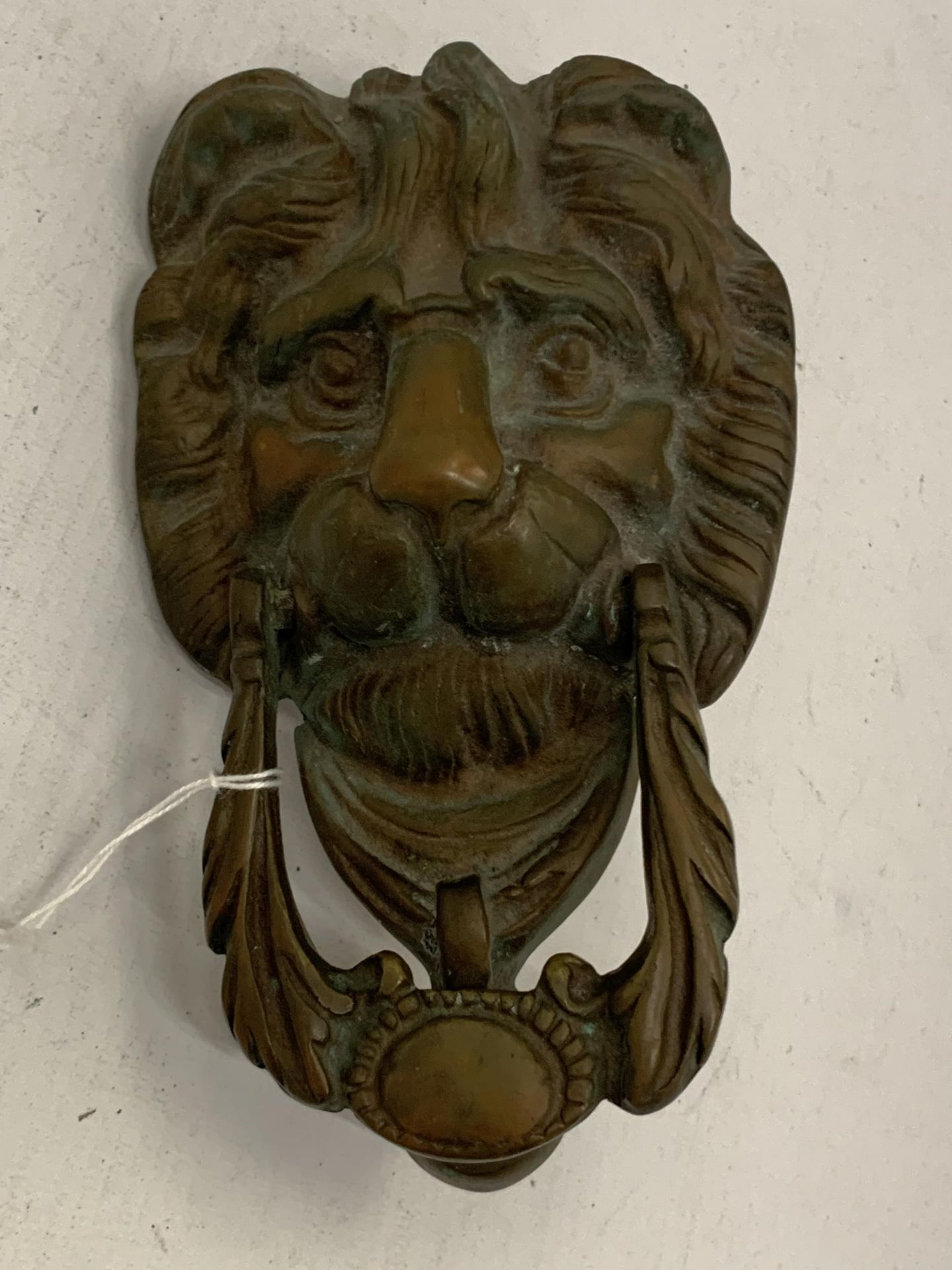 A GEORGIAN STYLE BRASS LIONS HEAD DOOR KNOCKER