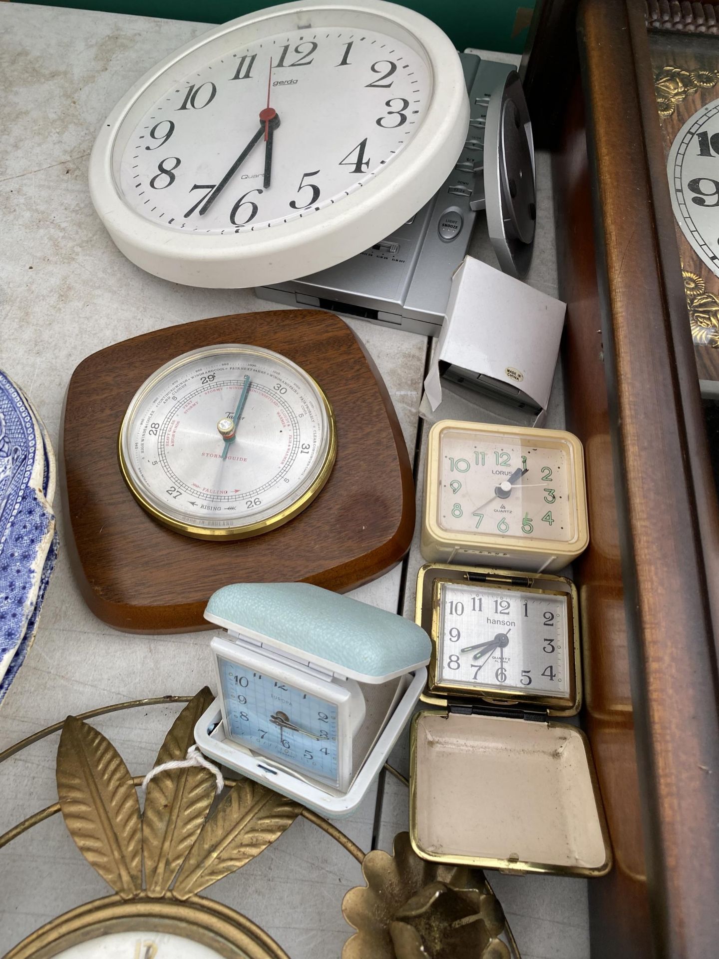 AN ASSORTMENT OF VARIOUS CLOCKS - Image 3 of 4