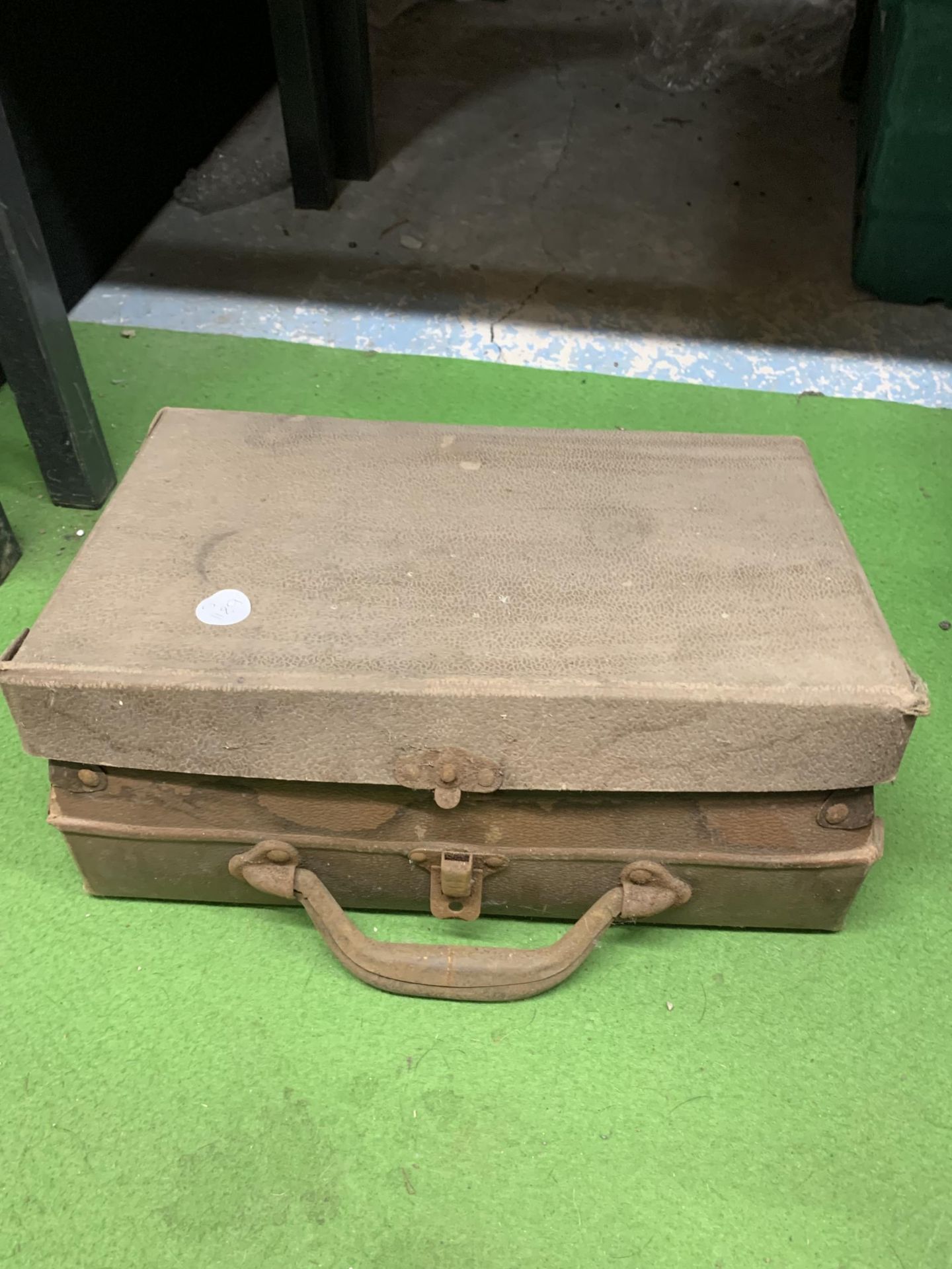 A SMALL VINTAGE CASE CONTAINING VINTAGE TOOLS, ETC - Image 3 of 3