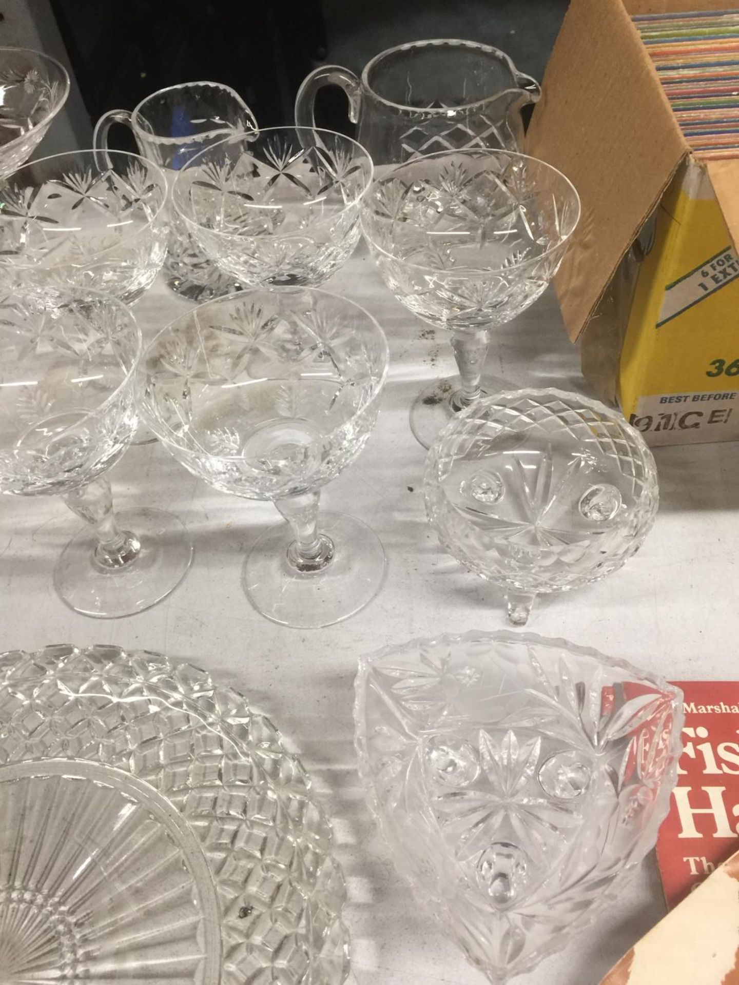 A QUANTITY OF GLASSWARE TO INCLUDE DESSERT BOWLS, SUGAR BOWLS, JUGS AND TRAY - Image 3 of 3