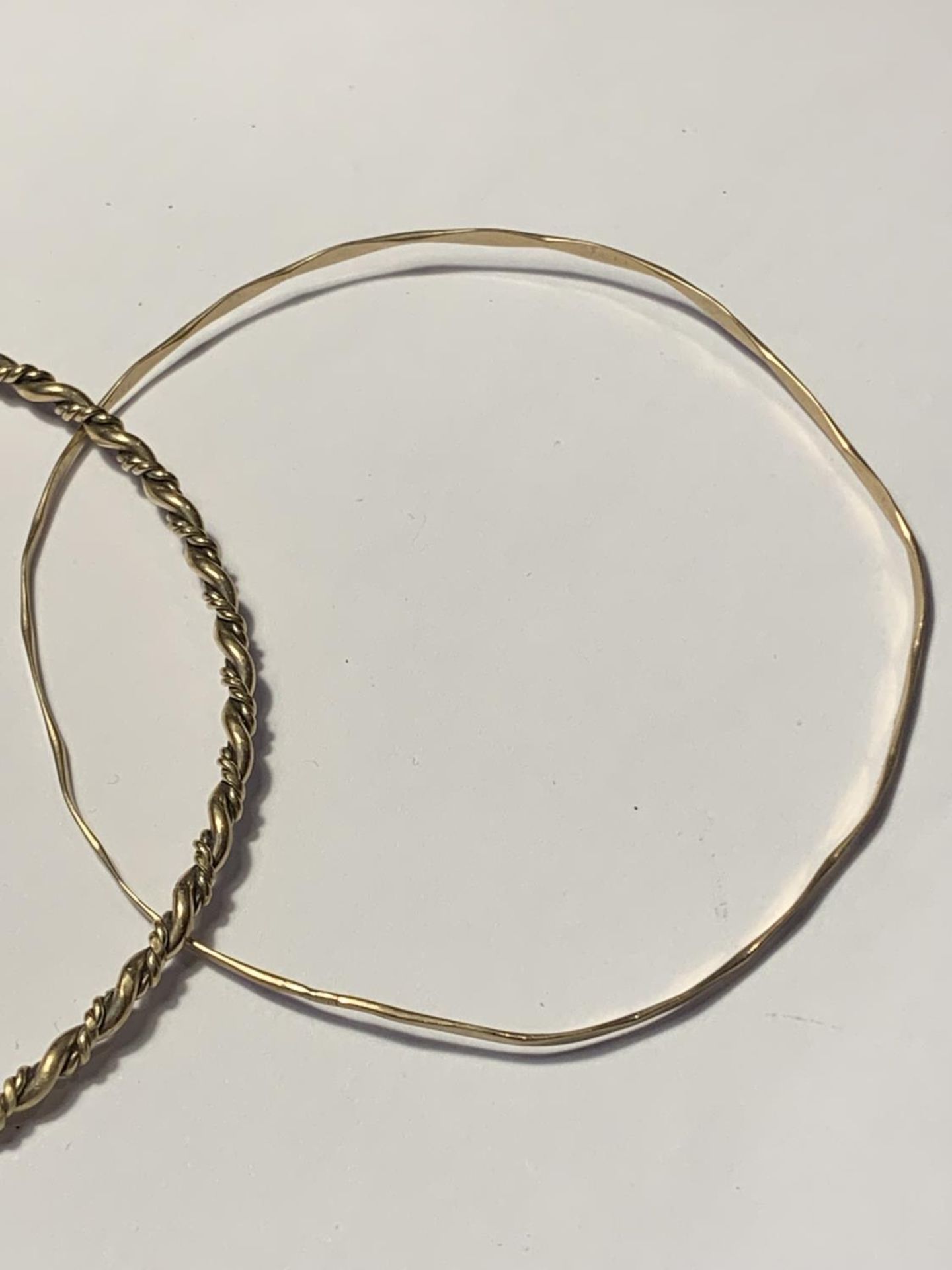 THREE TESTED TO 9 CARAT GOLD BANGLES GROSS WEIGHT 13.07 GRAMS - Image 4 of 4