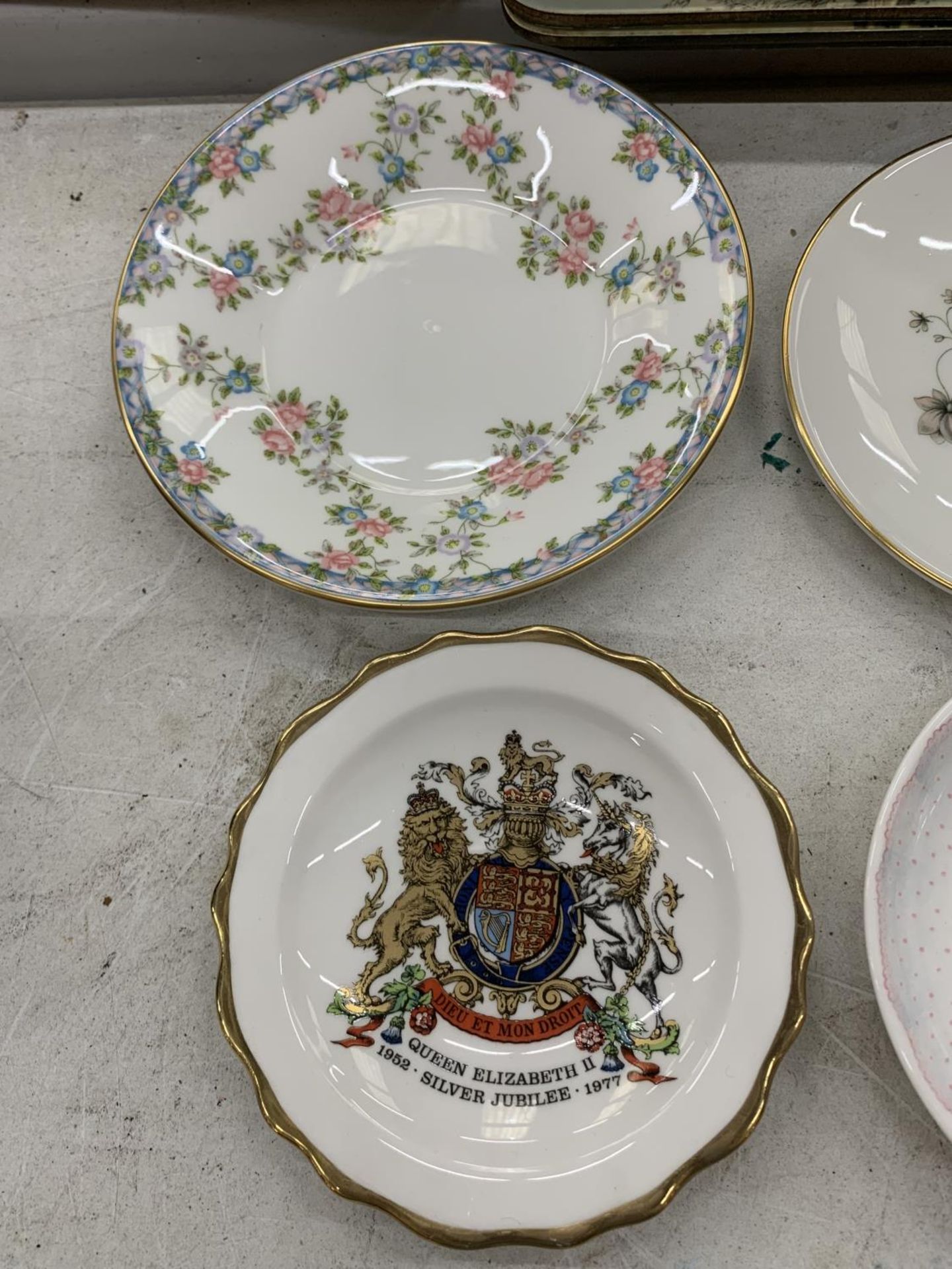 A QUANTITY OF TRINKET PLATES AND PIN DISHES TO INCLUDE ROYAL COPENHAGEN, MASON'S, ROYAL ALBERT, - Image 9 of 9