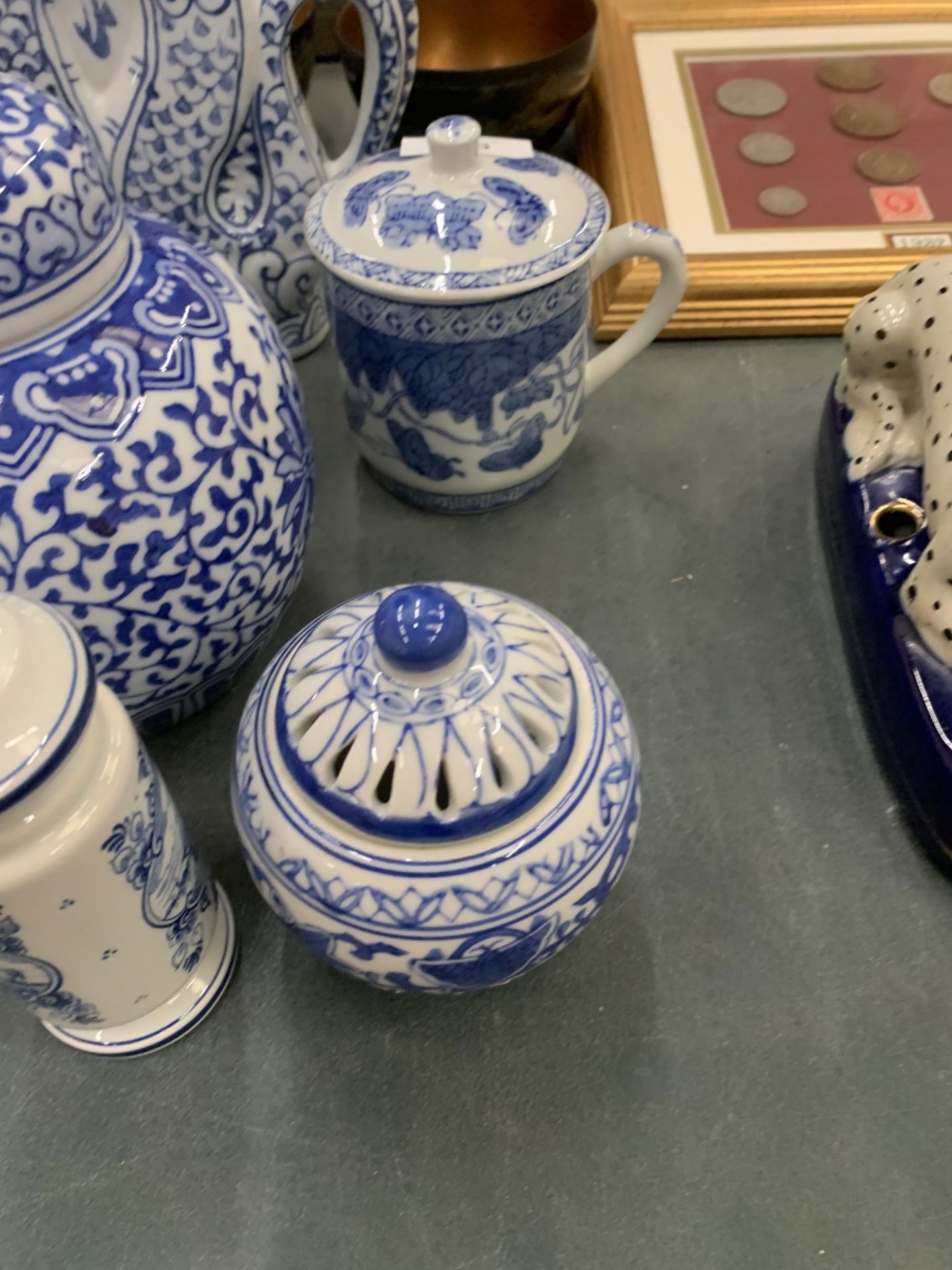 A MIXED LOT OF BLUE AND WHITE ITEMS - MODERN CHINESE GINGER JAR, DRAGON ETC - Image 3 of 4