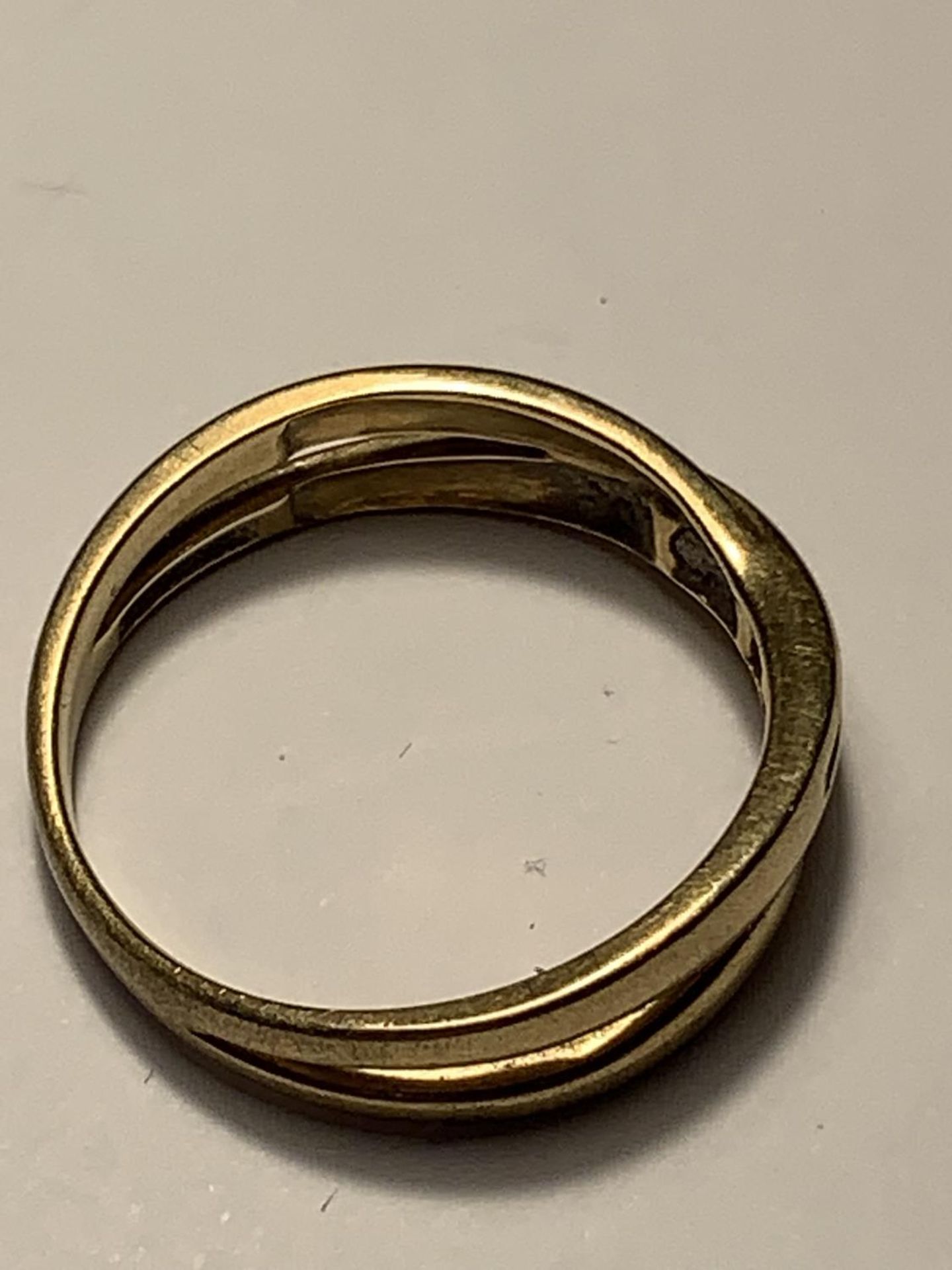 A 9 CARAT GOLD RING IN A CROSSOVER DESIGN SIZE N/0 - Image 3 of 3