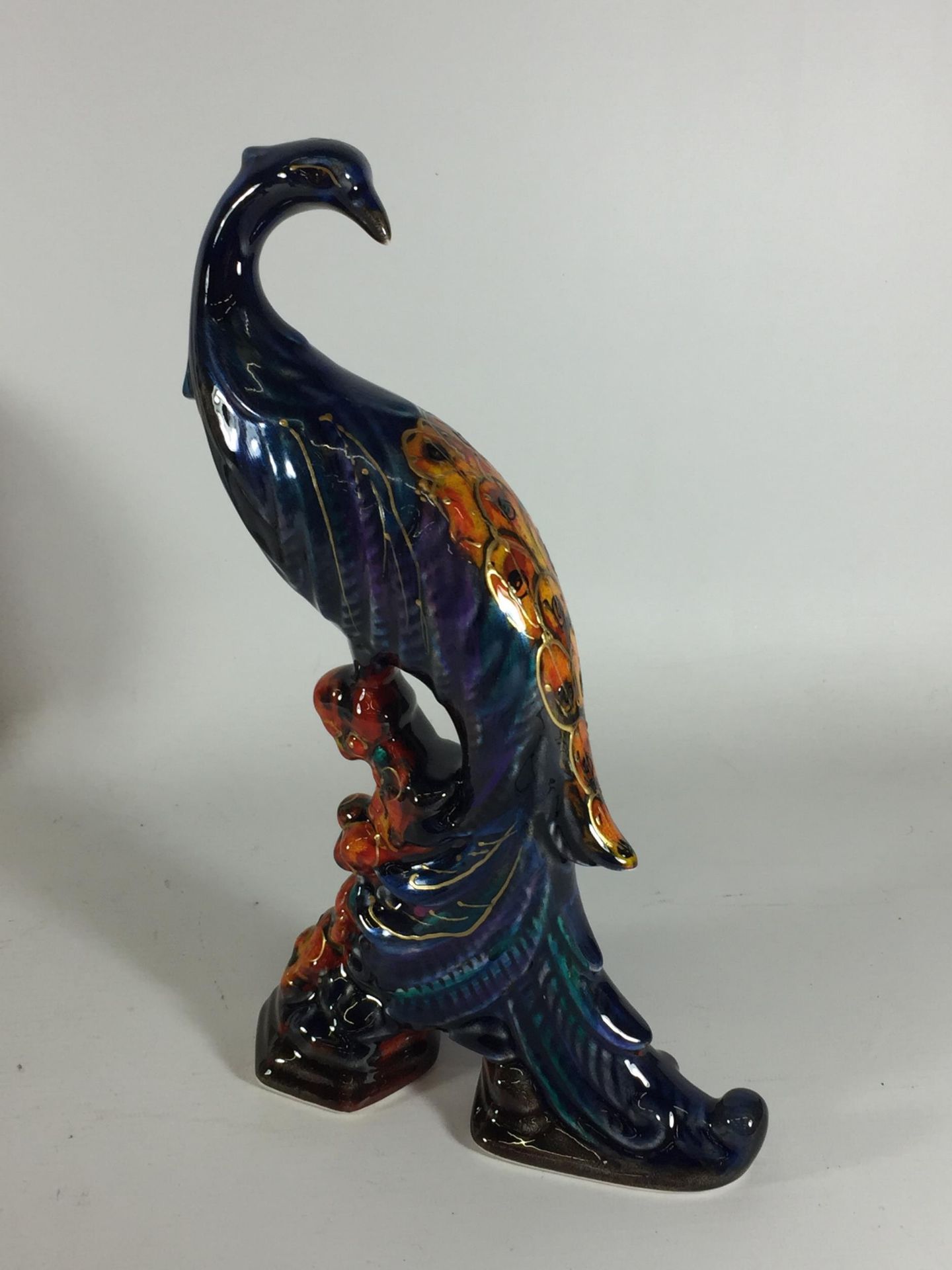 AN ANITA HARRIS PEACOCK BIRD FIGURE, SIGNED IN GOLD - Image 3 of 4