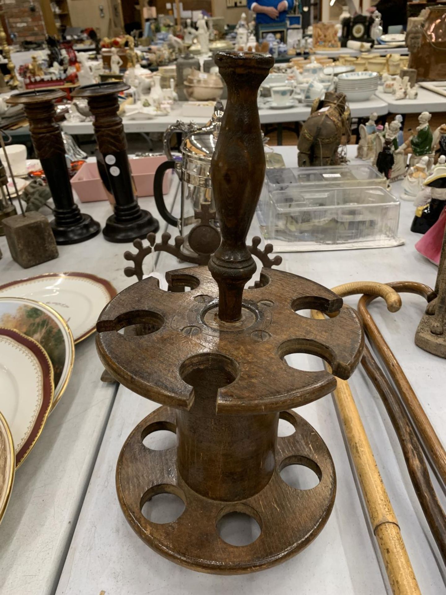 A VINTAGE MAHOGANY RUBBER STAMP STAND HEIGHT APPROX 36CM PLUS A MID CENTURY TEAK MANTLE CLOCK - Image 3 of 6