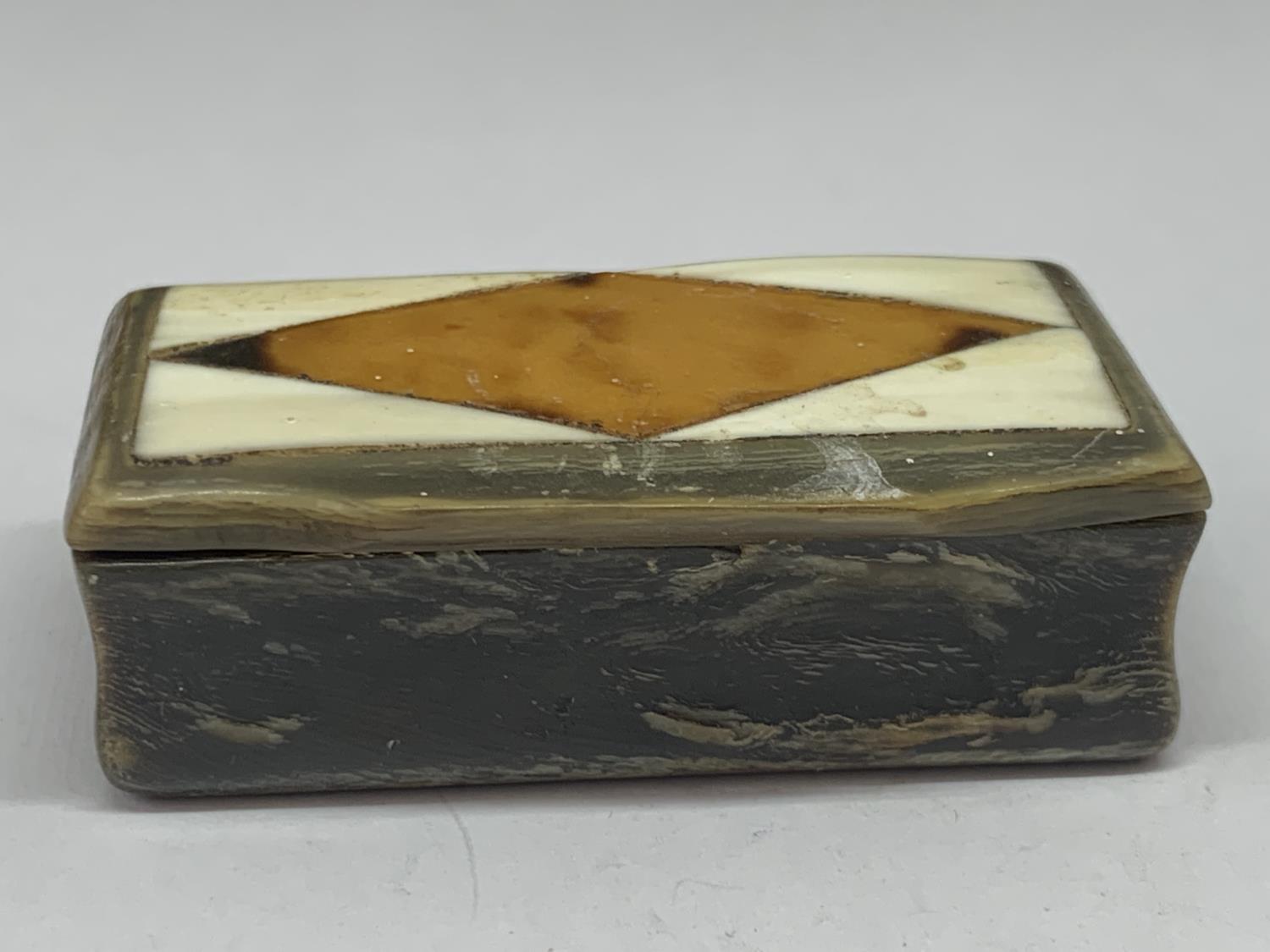 A VINTAGE INLAID SNUFF BOX - Image 2 of 3