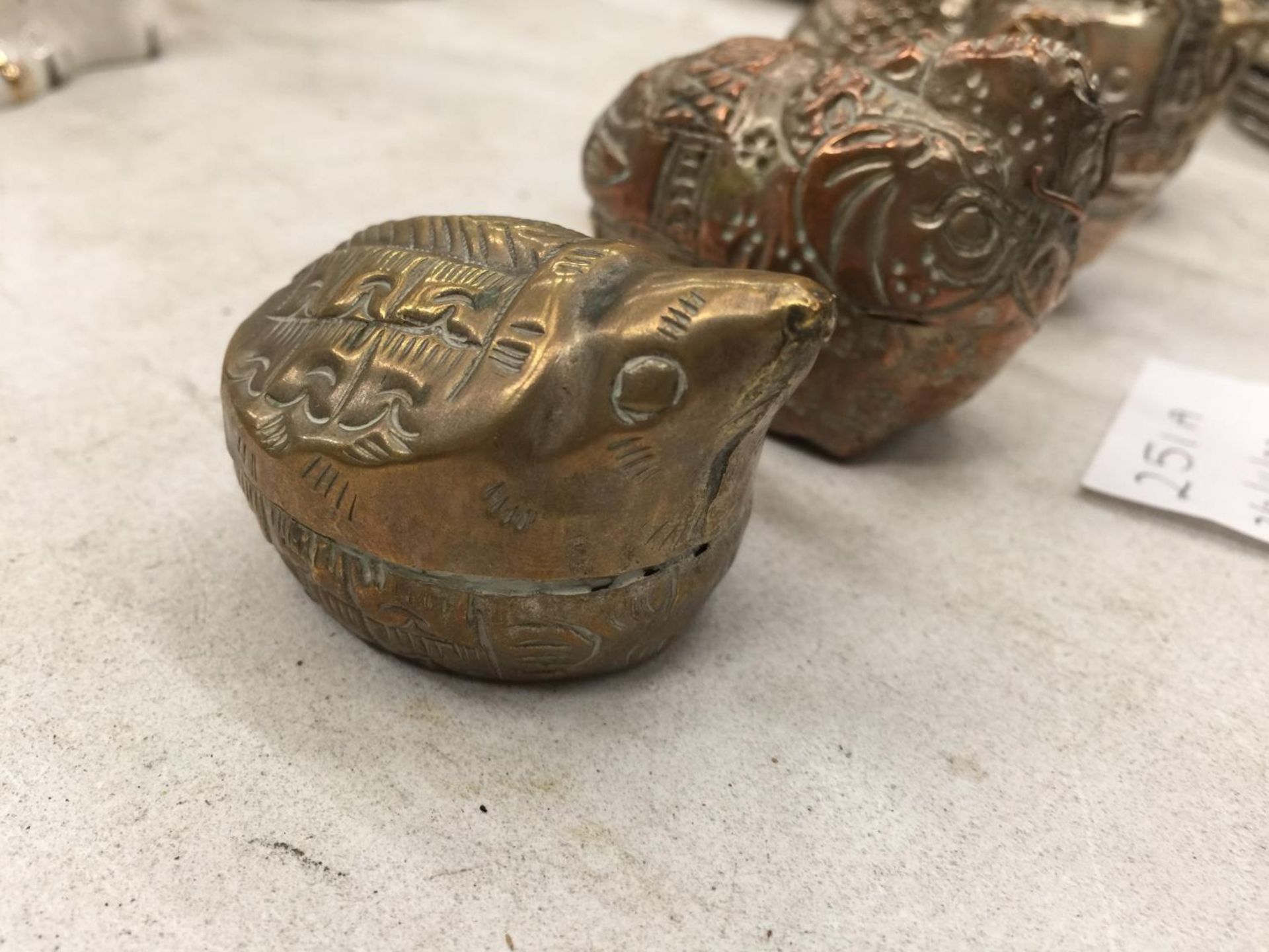 FOUR VINTAGE STYLE WHITE METAL ANIMAL THEMED TRINKET BOXES - Bild 2 aus 5