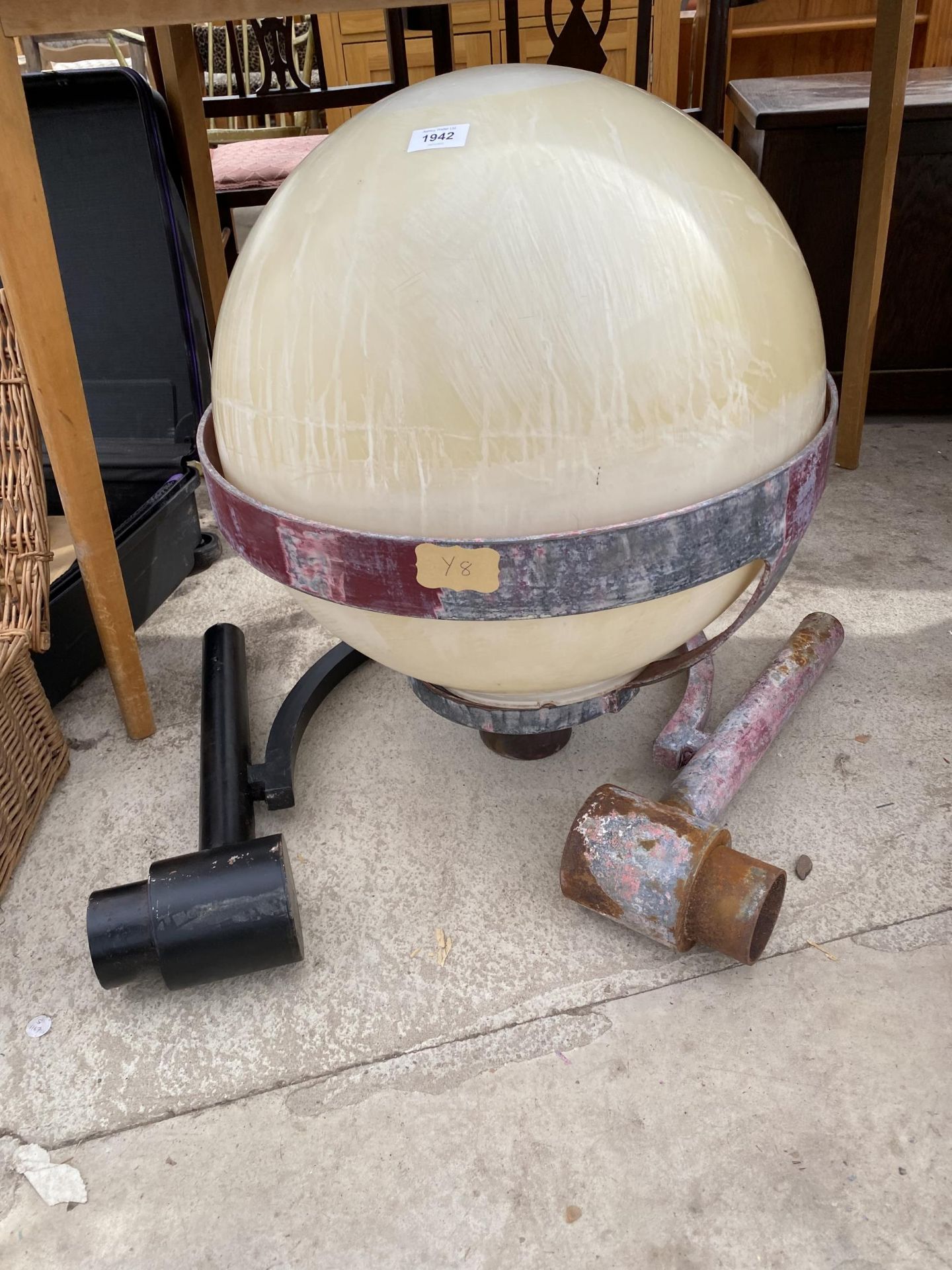 A LARGE VINTAGE OUTDOOR LIGHT FITTING