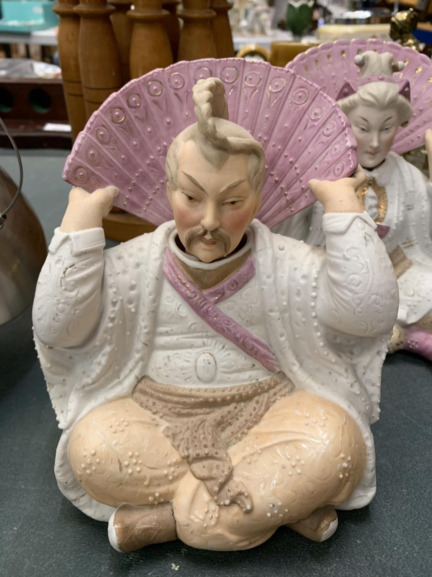 A PAIR OF CERAMIC NODDING ORIENTAL FIGURES HEIGHT 16CM - Image 2 of 4