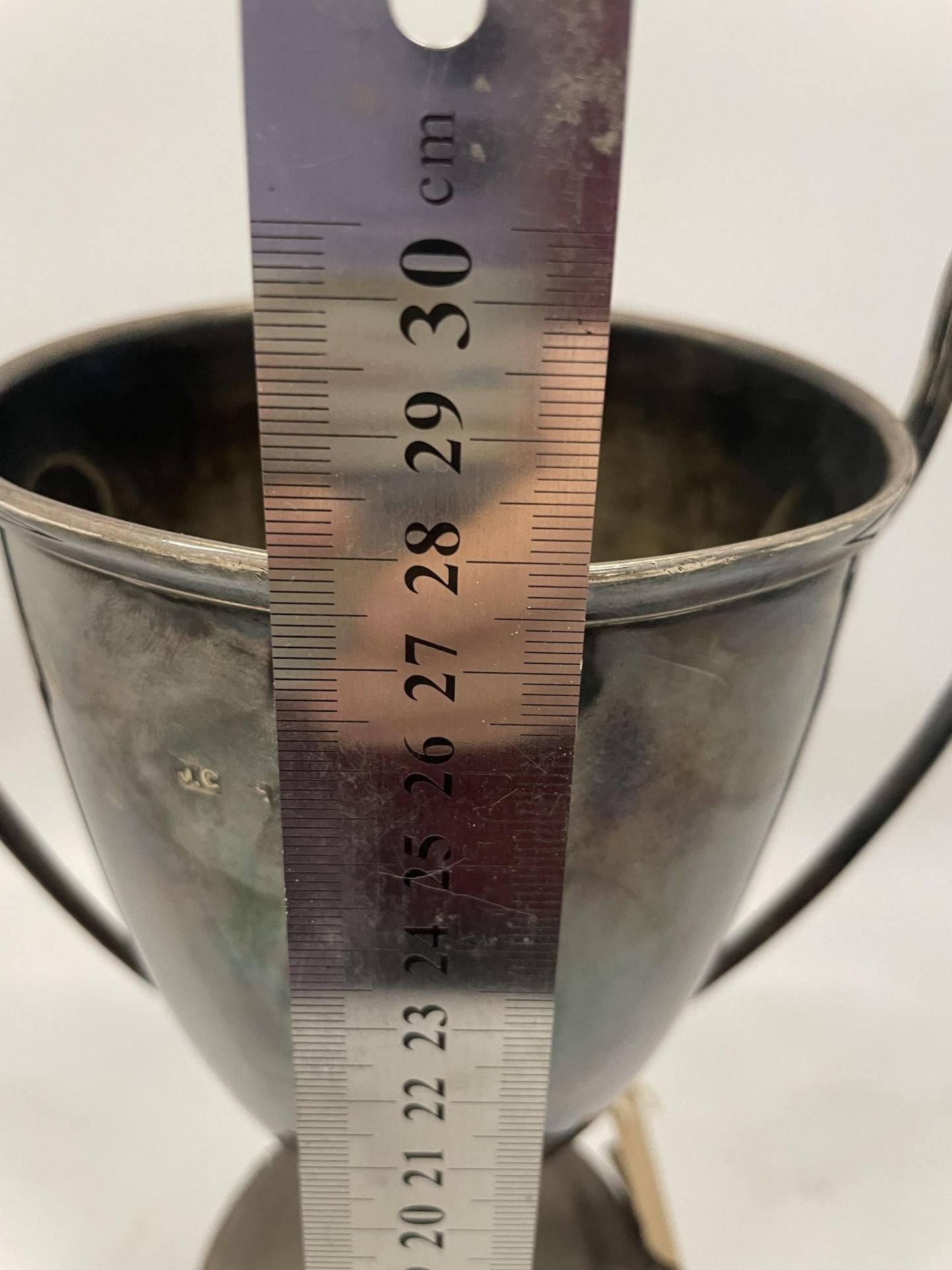 A HALLMARKED SILVER TWIN HANDLED TROPHY CUP, HEIGHT 28CM, (HALLMARKS RUBBED) GROSS WEIGHT WITHOUT - Image 5 of 5