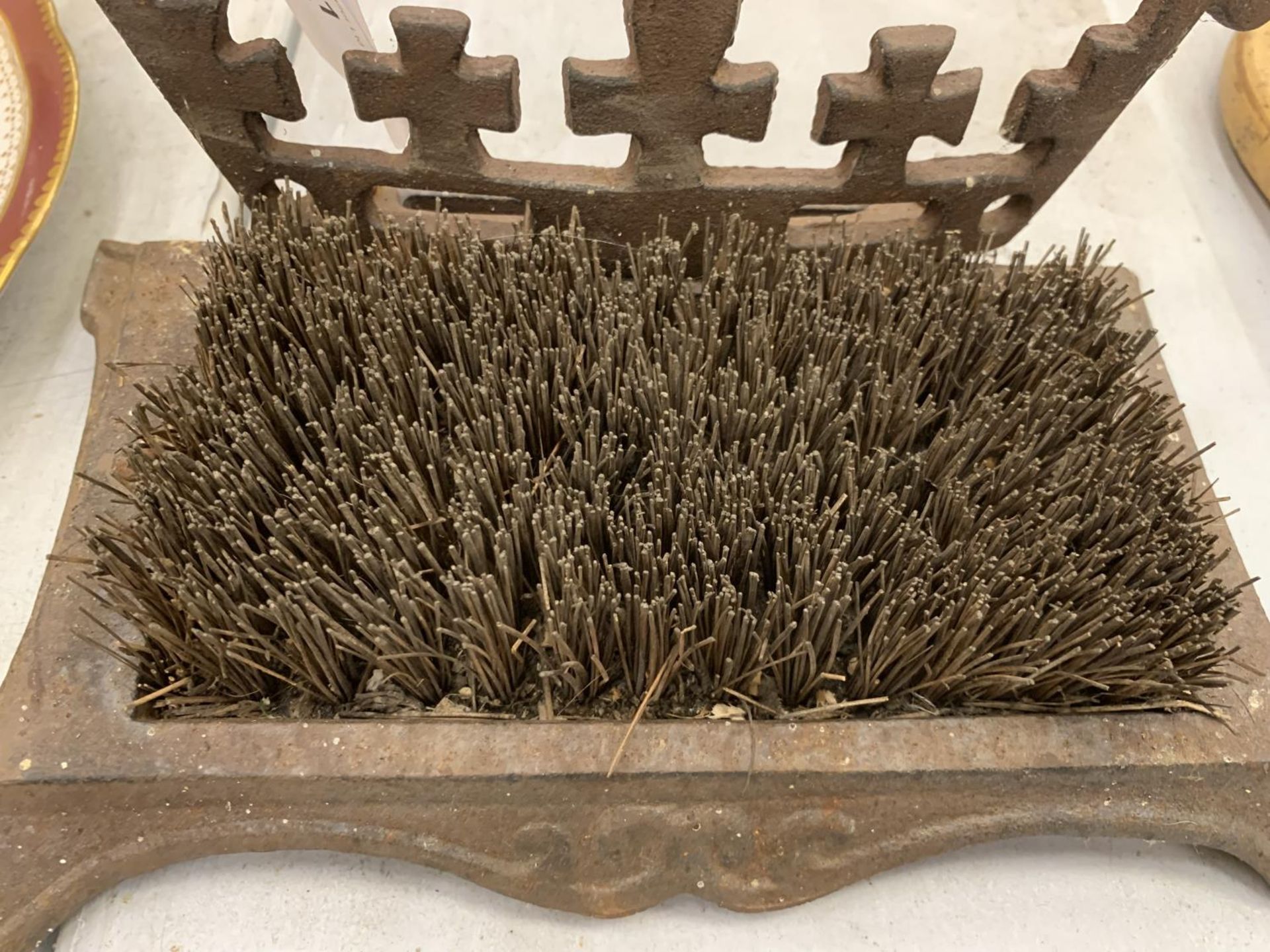 A VINTAGE CAST IRON BOOT SCRAPER WITH A CROWN TO THE TOP - Image 2 of 4