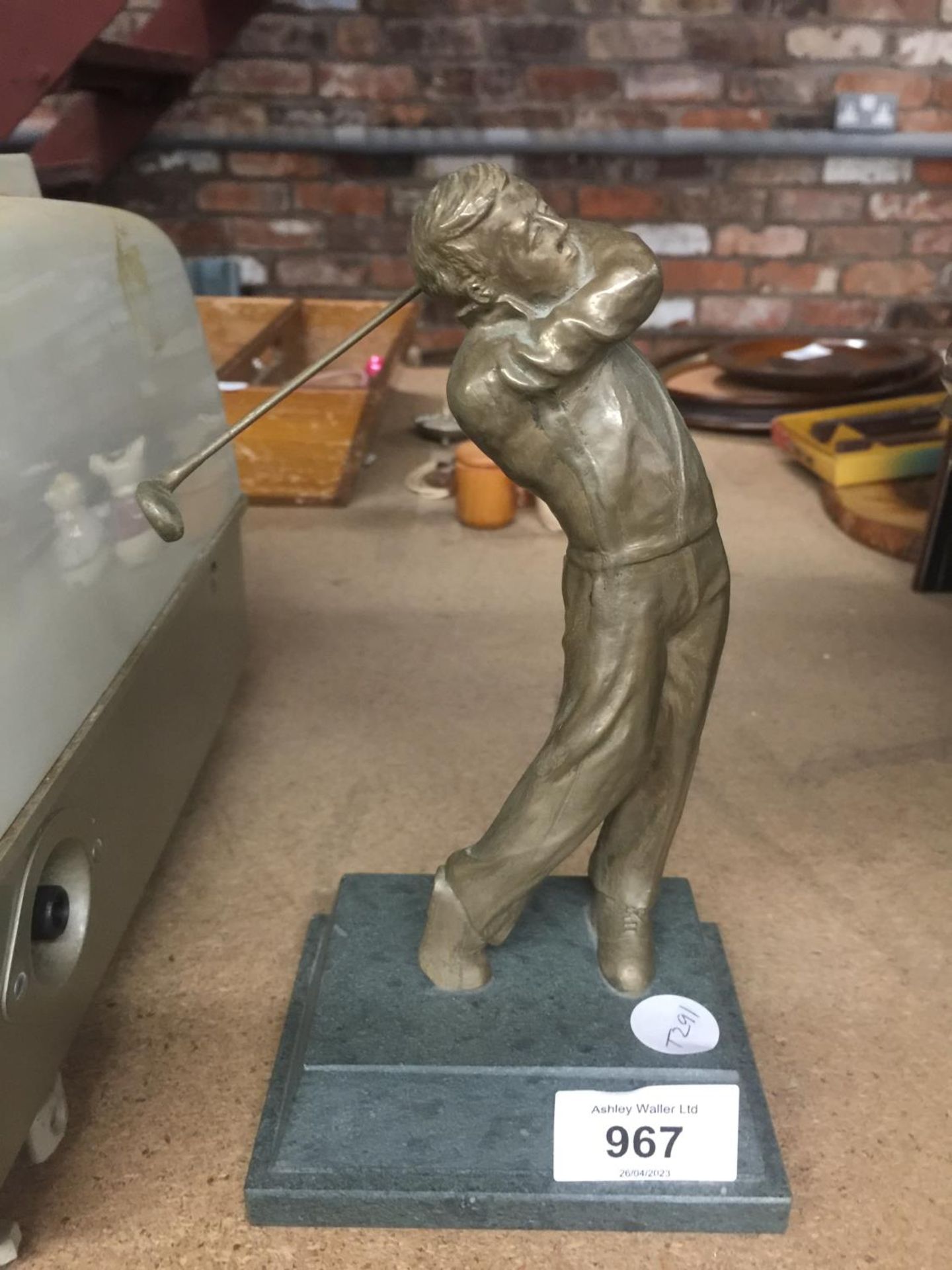 A LIMITED EDITION 582 OF 1000 SCULPTURE BY IAN THOMAS COMMISSIONED BY FORD MOTOR COMPANY OF A GOLFER