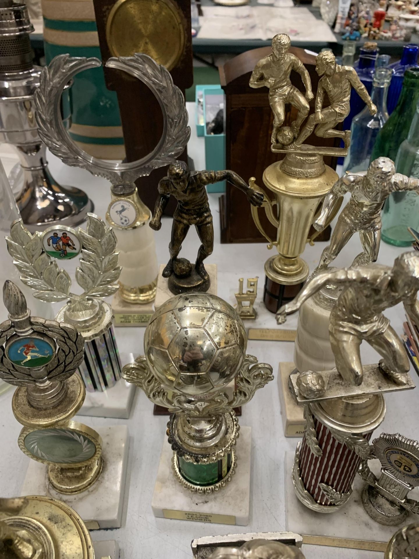 A COLLECTION OF SPORTING TROPHIES - Bild 4 aus 5