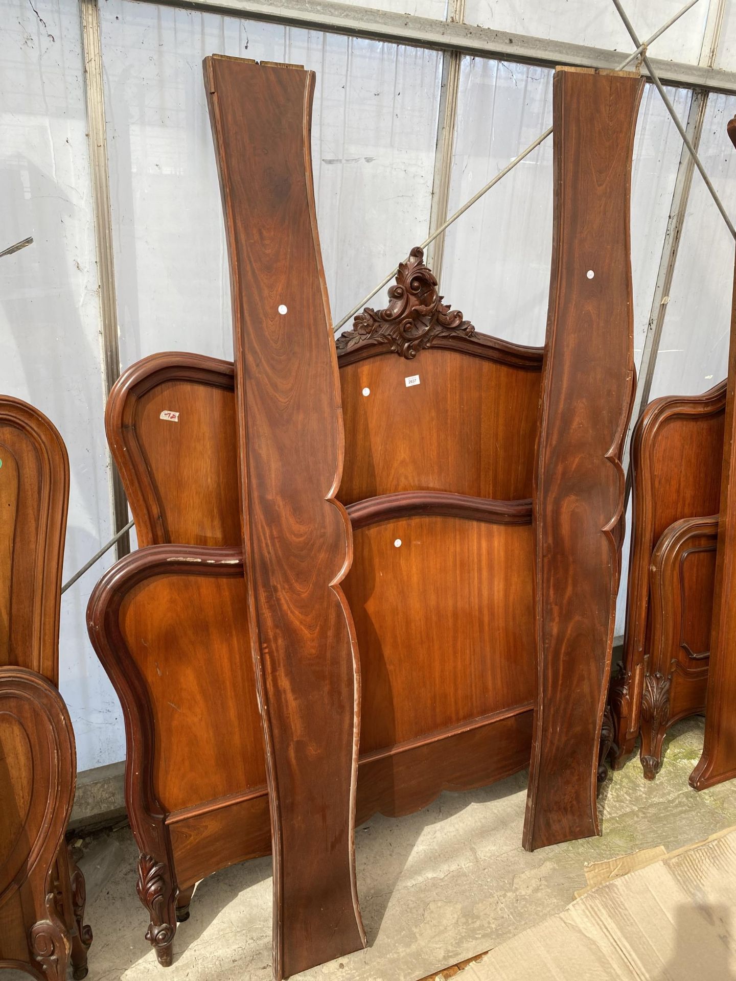 A VICTORIAN MAHOGANY CONTINENTAL BED HEAD AND FOOT, 46"