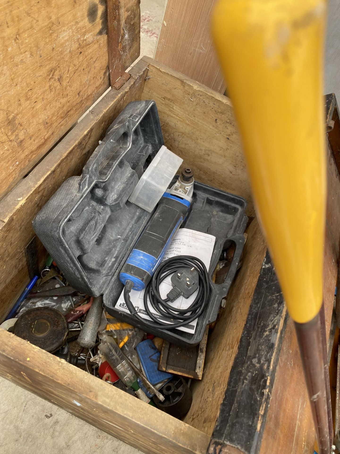 A LARGE ASSORTMENT OF TOOLS TO INCLUDE SHEARS, SNIPS AND A GRINDER ETC - Image 3 of 3