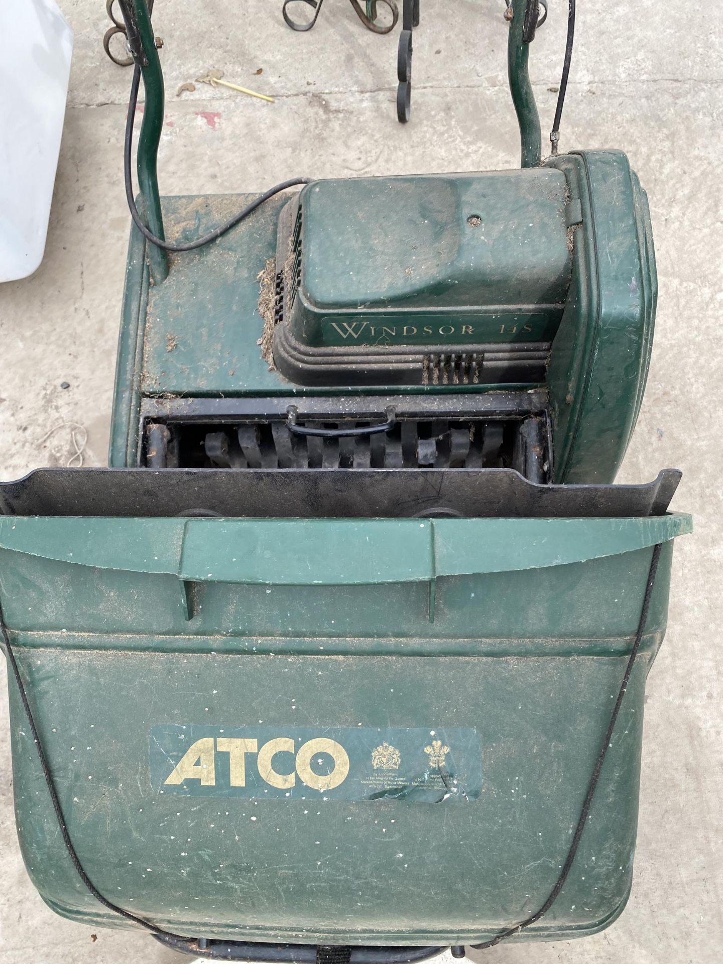 AN ATCO WINDSOR 14S LAWN RAKE WITH COLLECTION BOX - Image 2 of 2