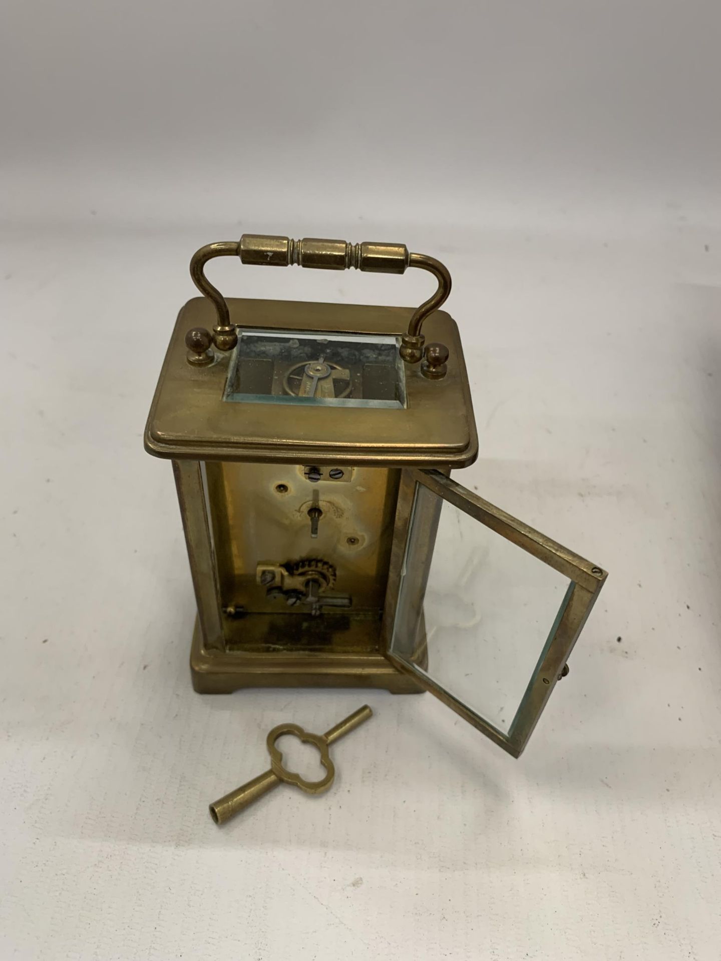 A FRENCH BRASS CASED CARRIAGE CLOCK IN ORIGINAL OUTER CASE WITH KEY - Image 4 of 6