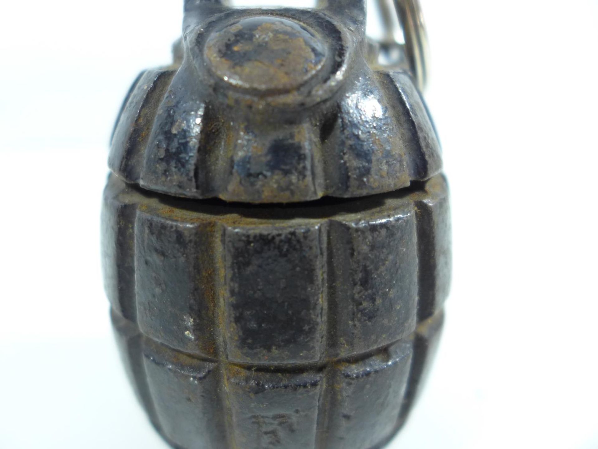 A WORLD WAR II PERIOD GRENADE MADE INTO A MONEY BOX, HEIGHT 9.5CM - Bild 5 aus 5