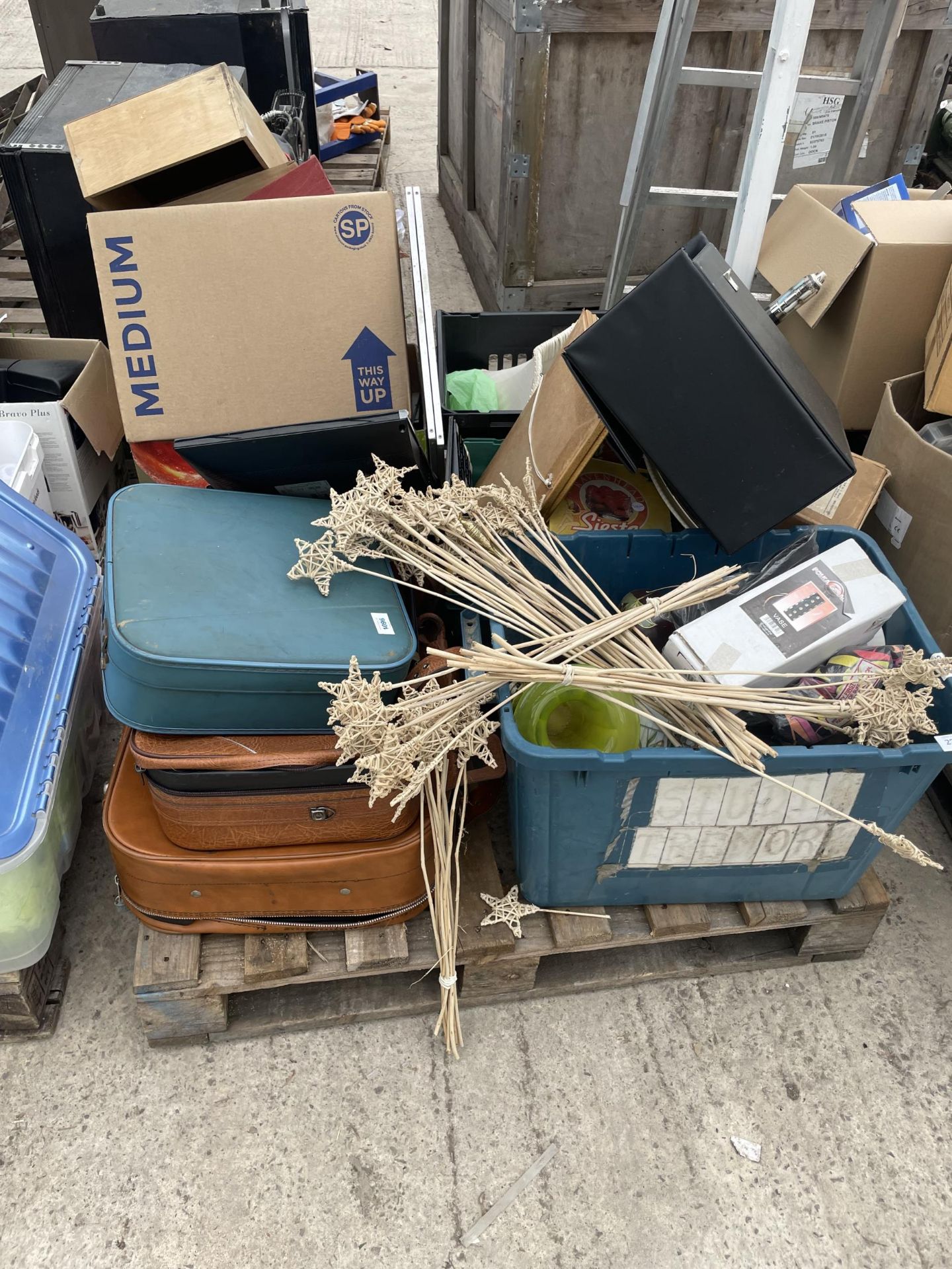 AN ASSORTMENT OF HOUSEHOLD CLEARANCE ITEMS TO INCLUDE CERAMICS AND A TELEVISION ETC