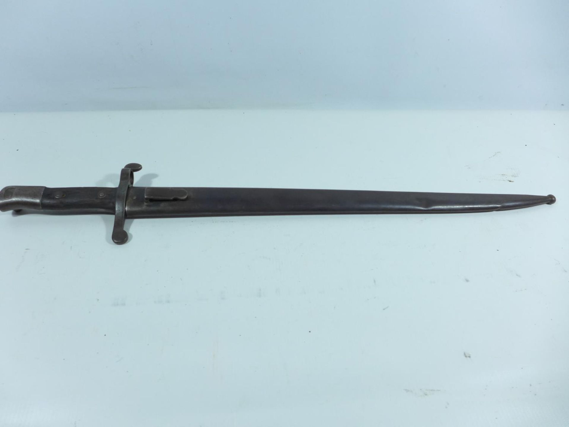 A PORTUGESE 1885 BAYONET AND SCABBARD, 47CM BLADE, LENGTH 61.5CM - Image 6 of 6