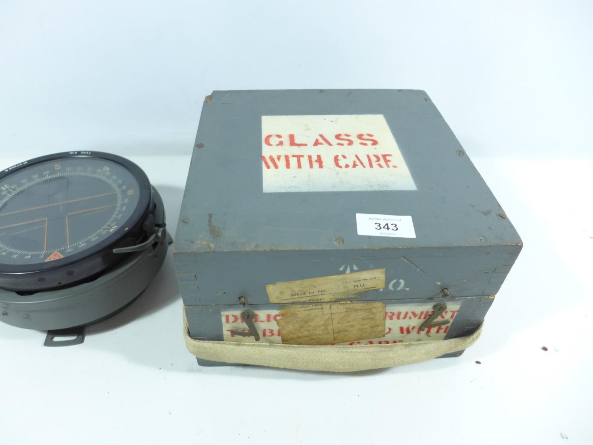 A WORLD WAR II PERIOD AIR MINISTRY BOXED TYPE P.10 COMPASS - Image 3 of 5