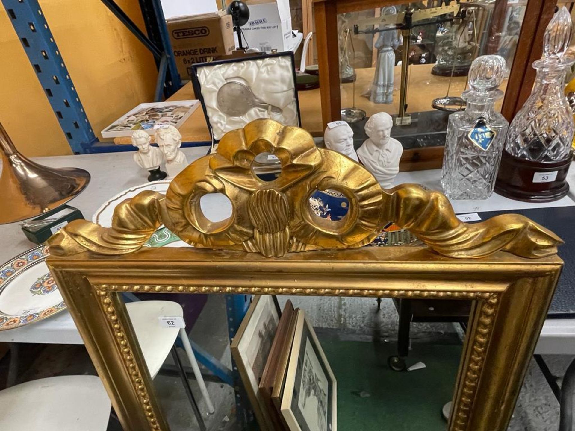 AN ORNATE GILT FRAMED MIRROR WITH RIBBON DESIGN TOP - Image 3 of 3