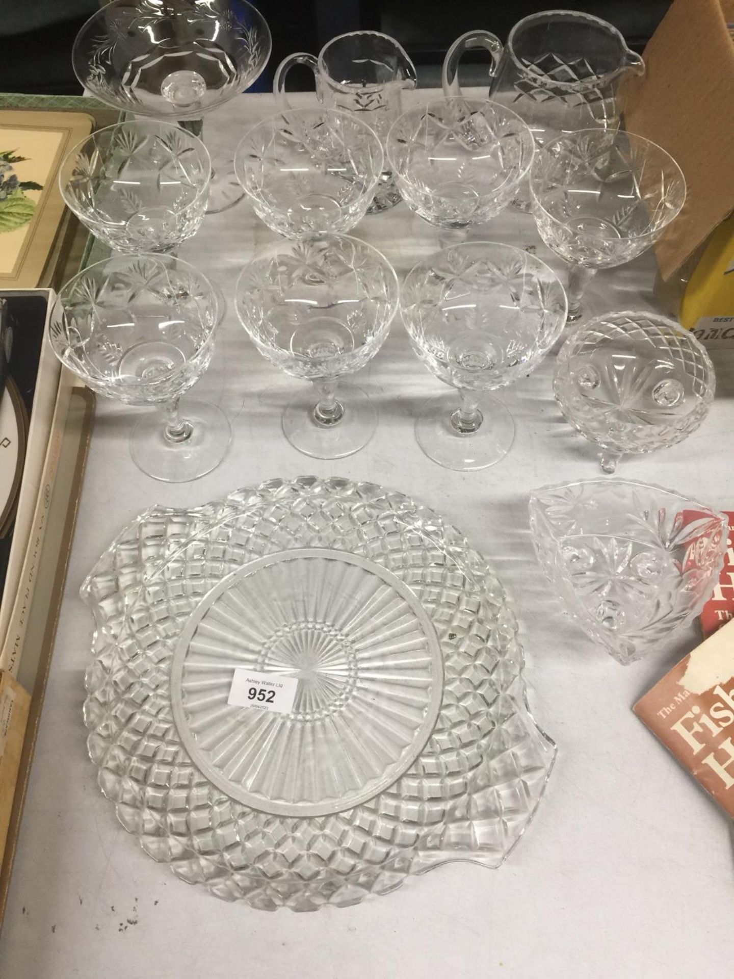 A QUANTITY OF GLASSWARE TO INCLUDE DESSERT BOWLS, SUGAR BOWLS, JUGS AND TRAY