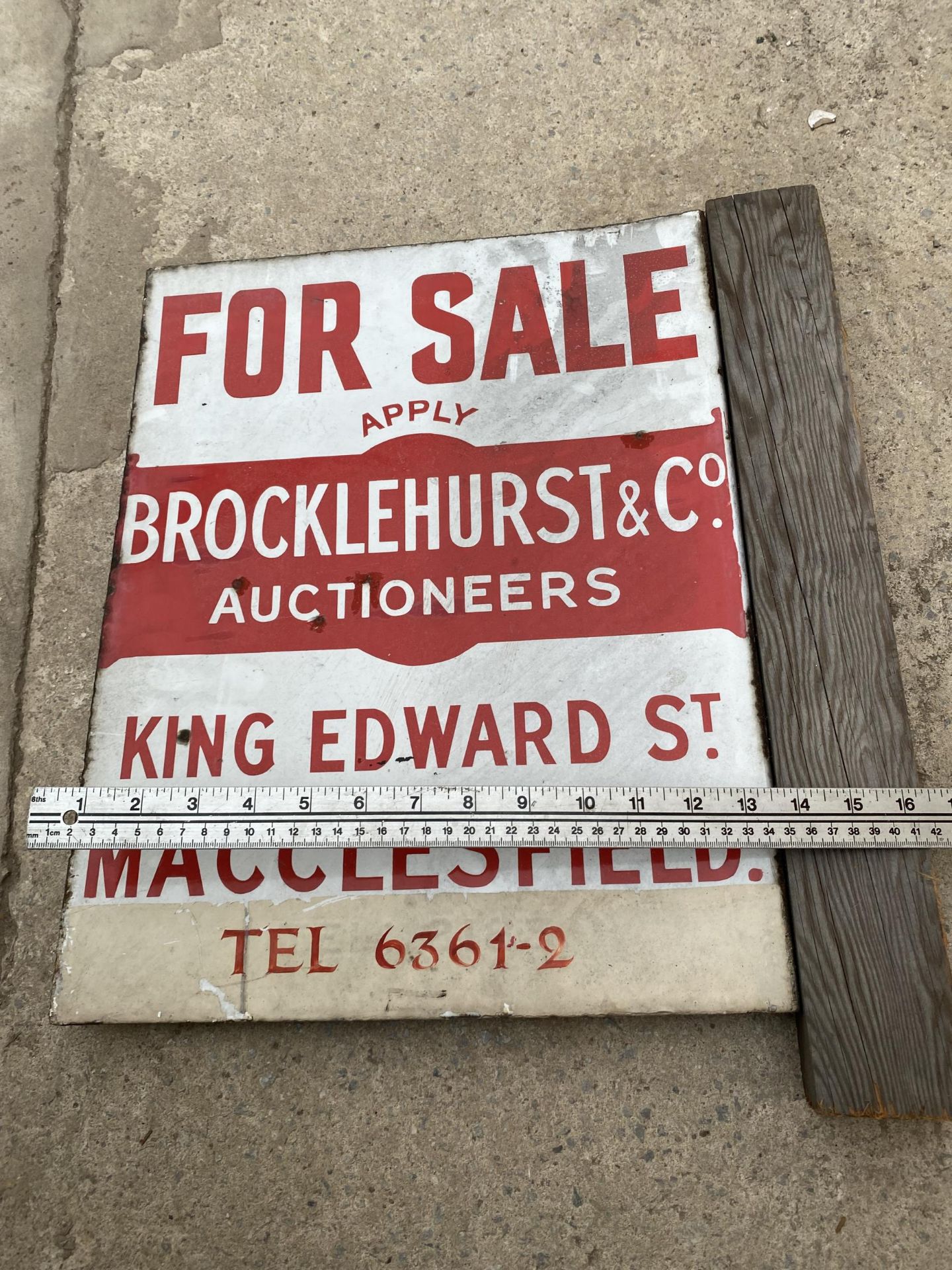 A VINTAGE DOUBLE SIDED ENAMEL 'BROCKLEHURST & CO, AUCTIONEERS' FOR SALE SIGN - Image 3 of 3