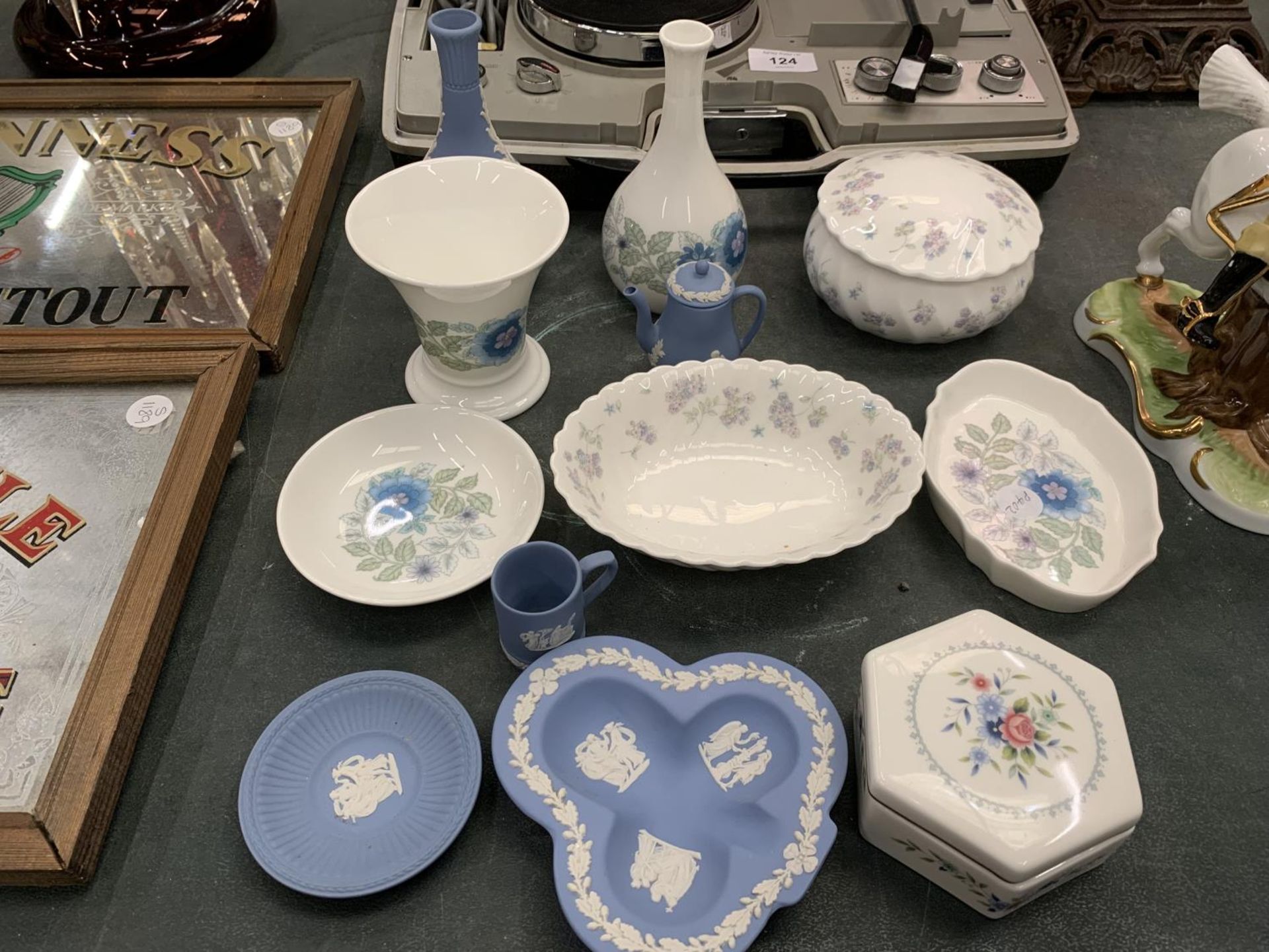 A QUANTITY OF WEDGWOOD TO INCLUDE JASPERWARE AND CHINA