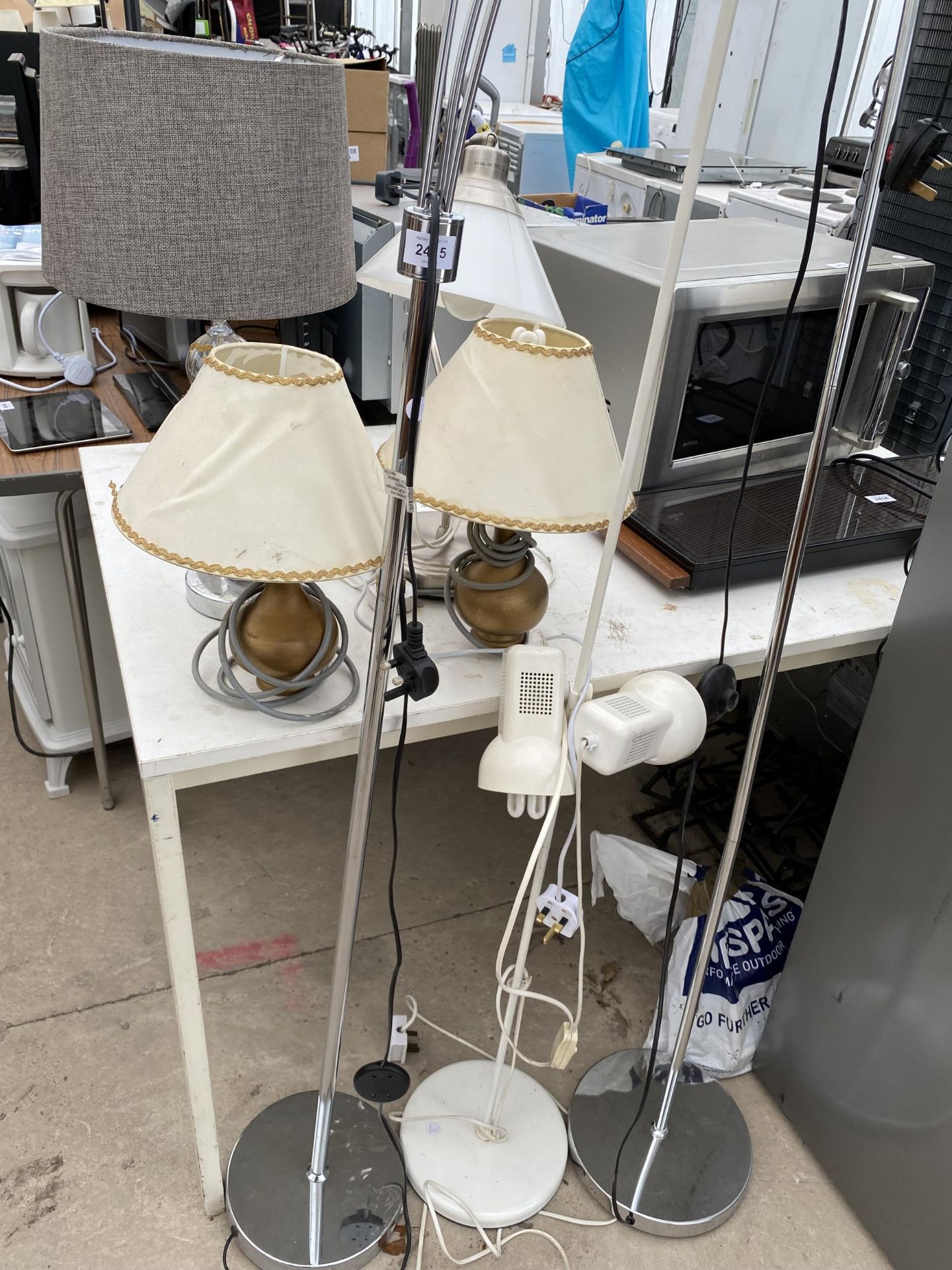 AN ASSORTMENT OF VARIOUS FLOOR AND TABLE LAMPS - Image 2 of 3