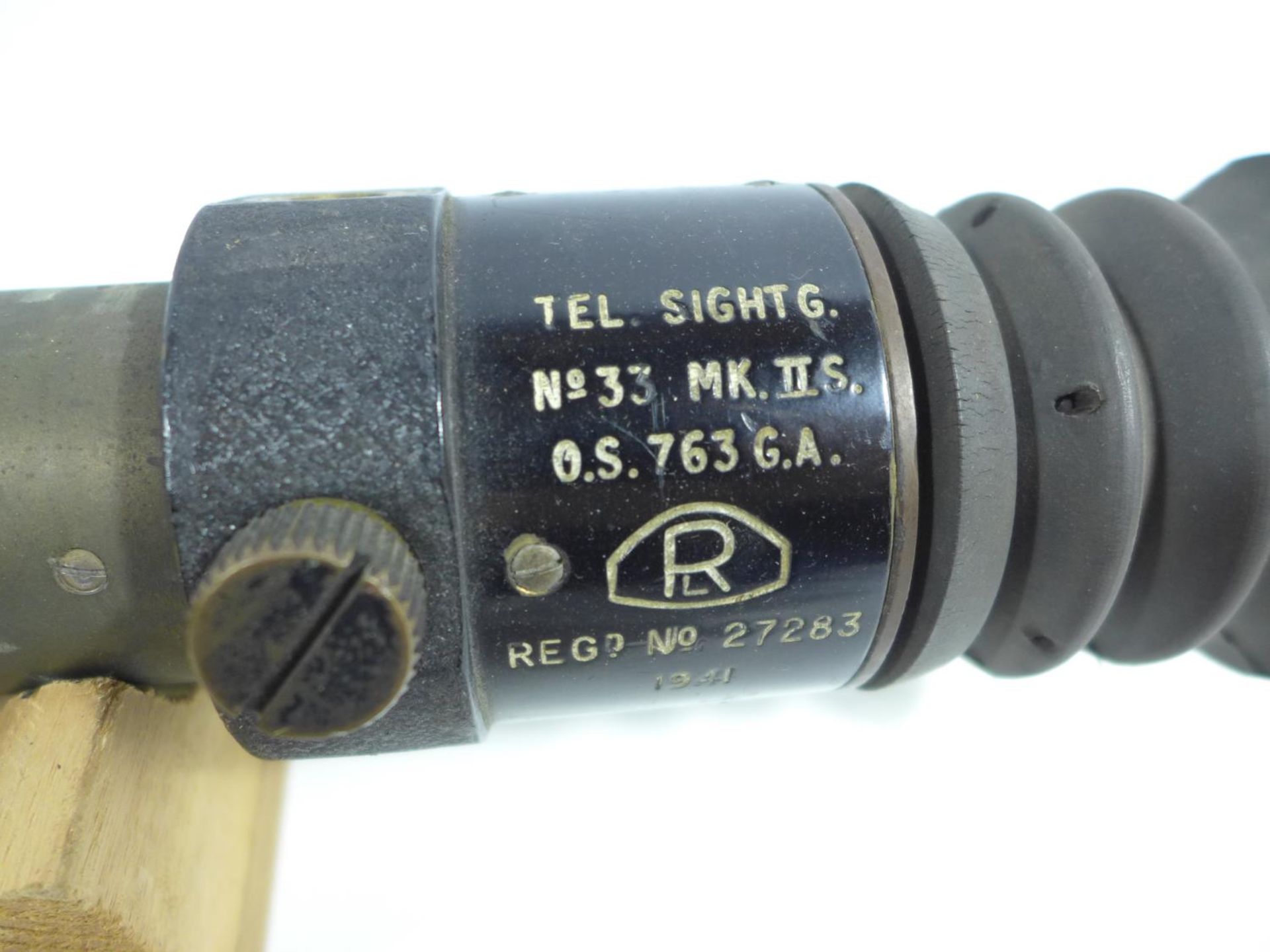 A WORLD WAR II TELESCOPIC NO.33 MIIS GUN SIGHT DATED 1941, LENGTH 45CM, ON A LATER PURPOSE MADE - Image 2 of 6