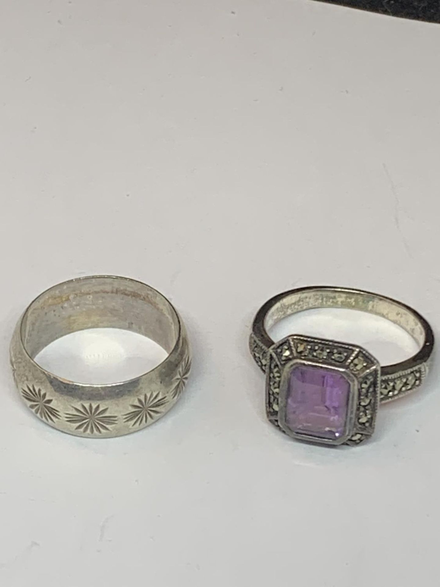 FOUR VARIOUS SILVER RINGS - Image 2 of 3