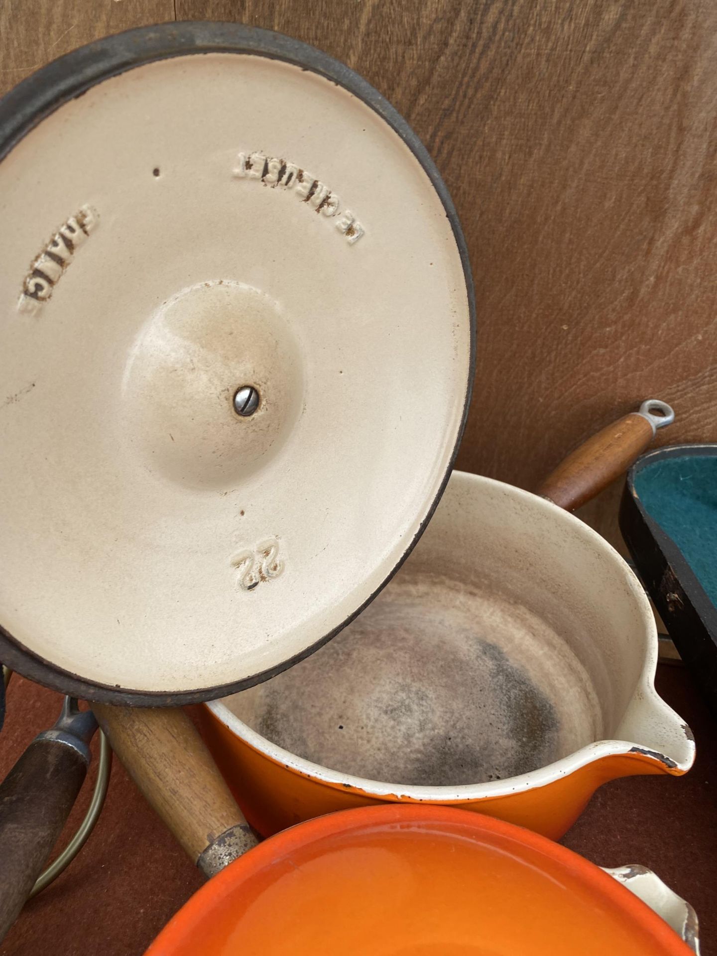 FOUR GRADUATED ORANGE LE CREUSET PANS WITH LIDS AND WOODEN HANDLES - Bild 3 aus 3