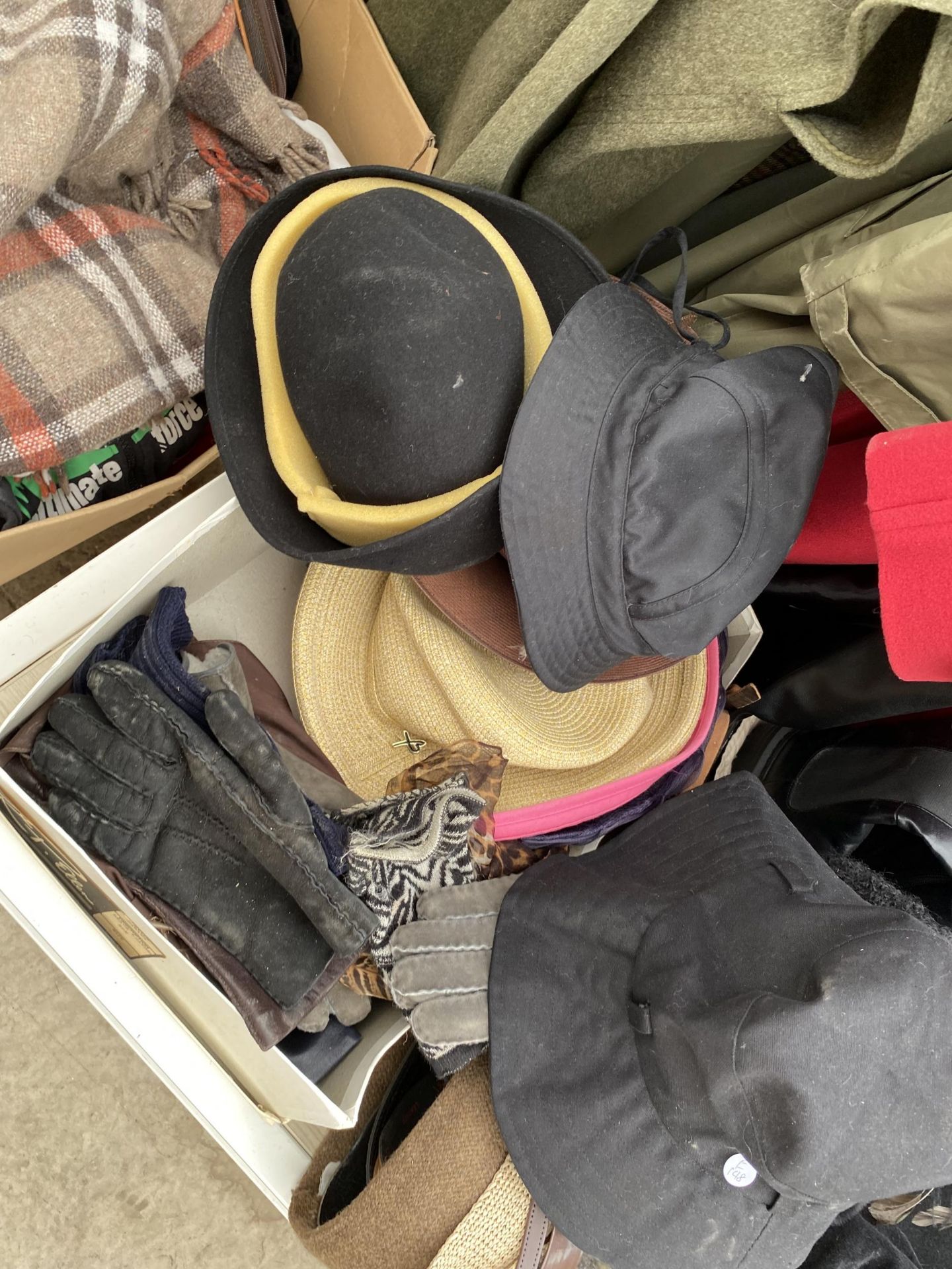 A LARGE ASSORTMENT OF LADIES BAGS, HATS AND GLOVES ETC - Image 11 of 12