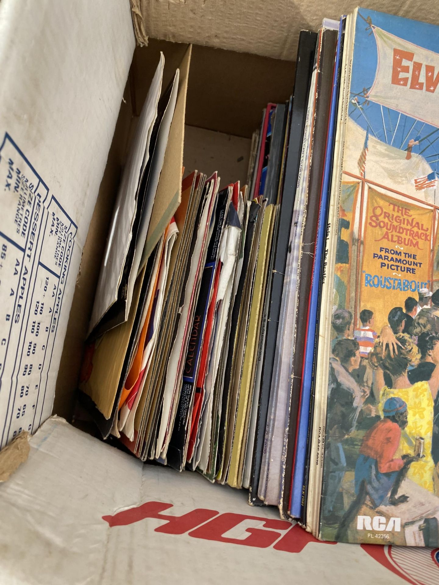 A LARGE ASSORTMENT OF VINTAGE LPS AND 7" SINGLES - Image 2 of 2