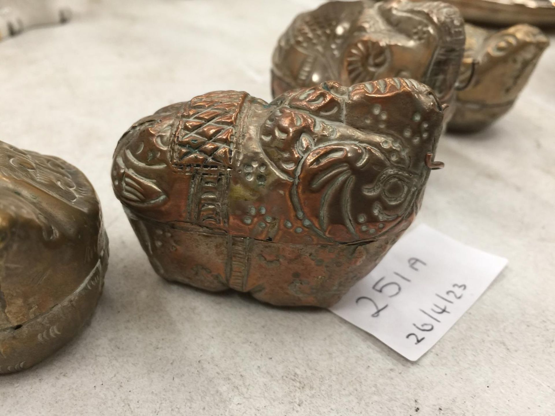 FOUR VINTAGE STYLE WHITE METAL ANIMAL THEMED TRINKET BOXES - Image 3 of 5